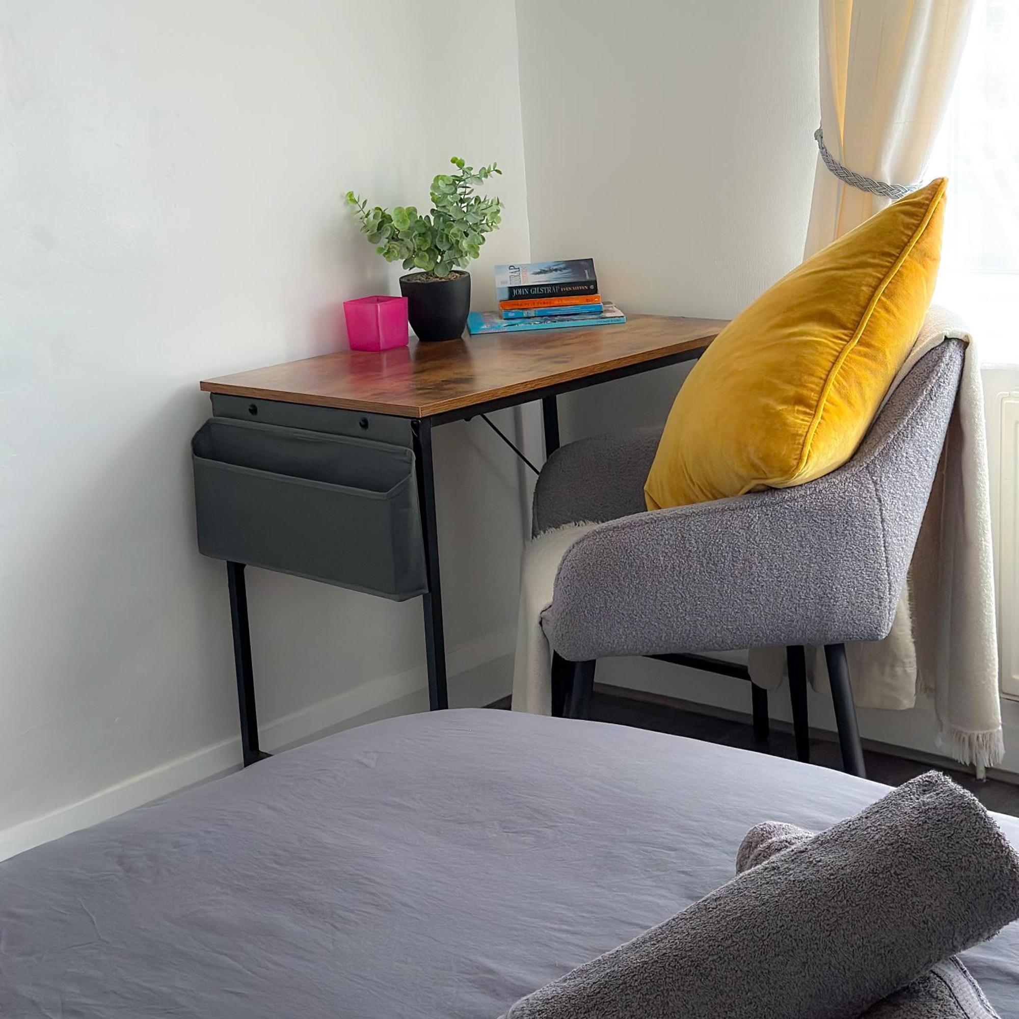 Modern Four Bedroom Semi-detached House With Off Street Parking 8 Min Drive To Wembley Stadium, 5 Miles To London