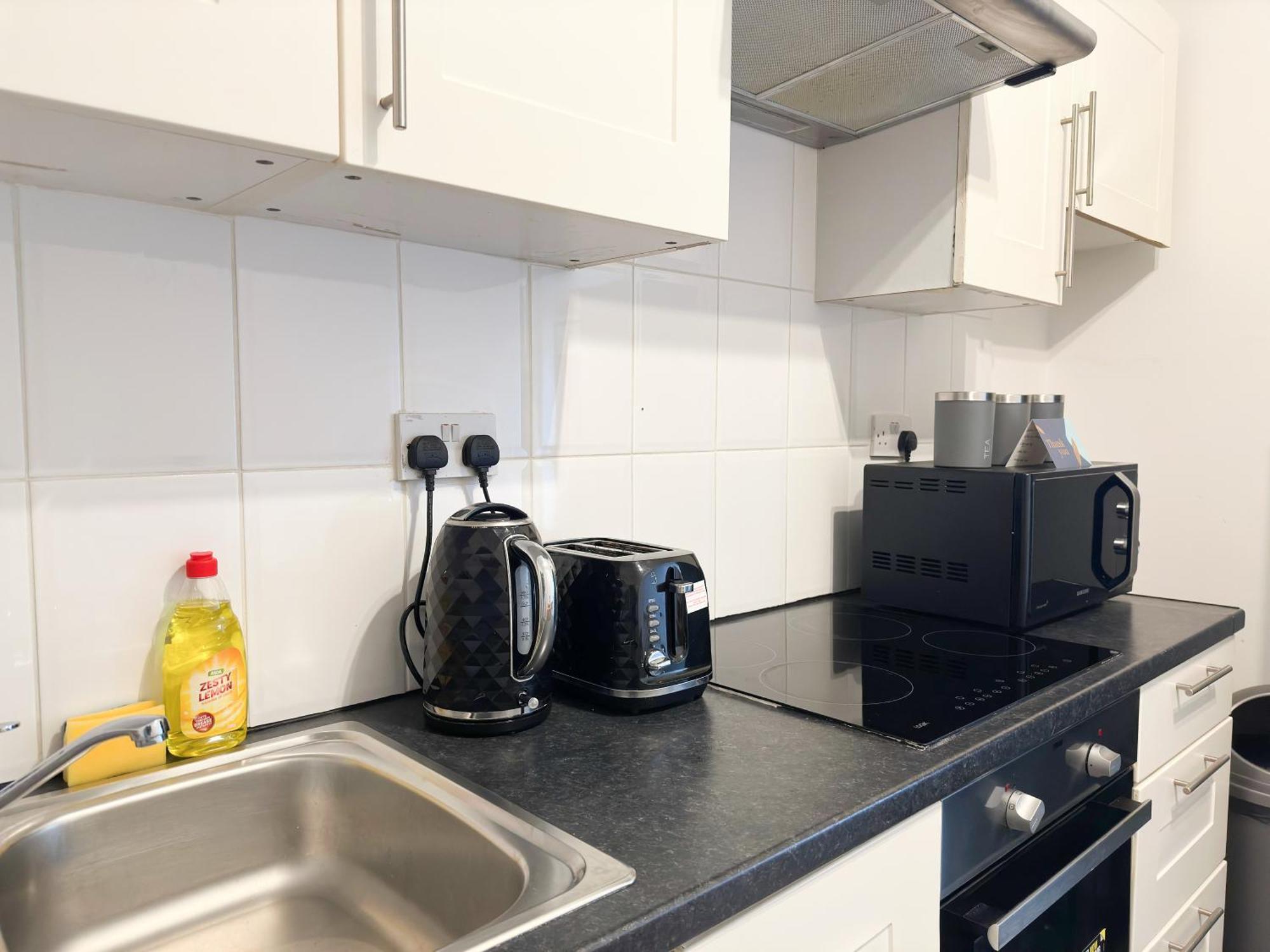 Cosy Near Hampstead Heath With Free On-site Parking & Private Gardens, Golders Green Londen