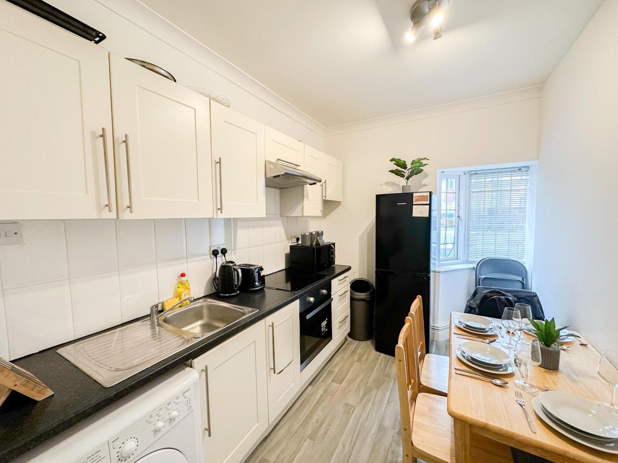 Cosy Near Hampstead Heath With Free On-site Parking & Private Gardens, Golders Green * Londen