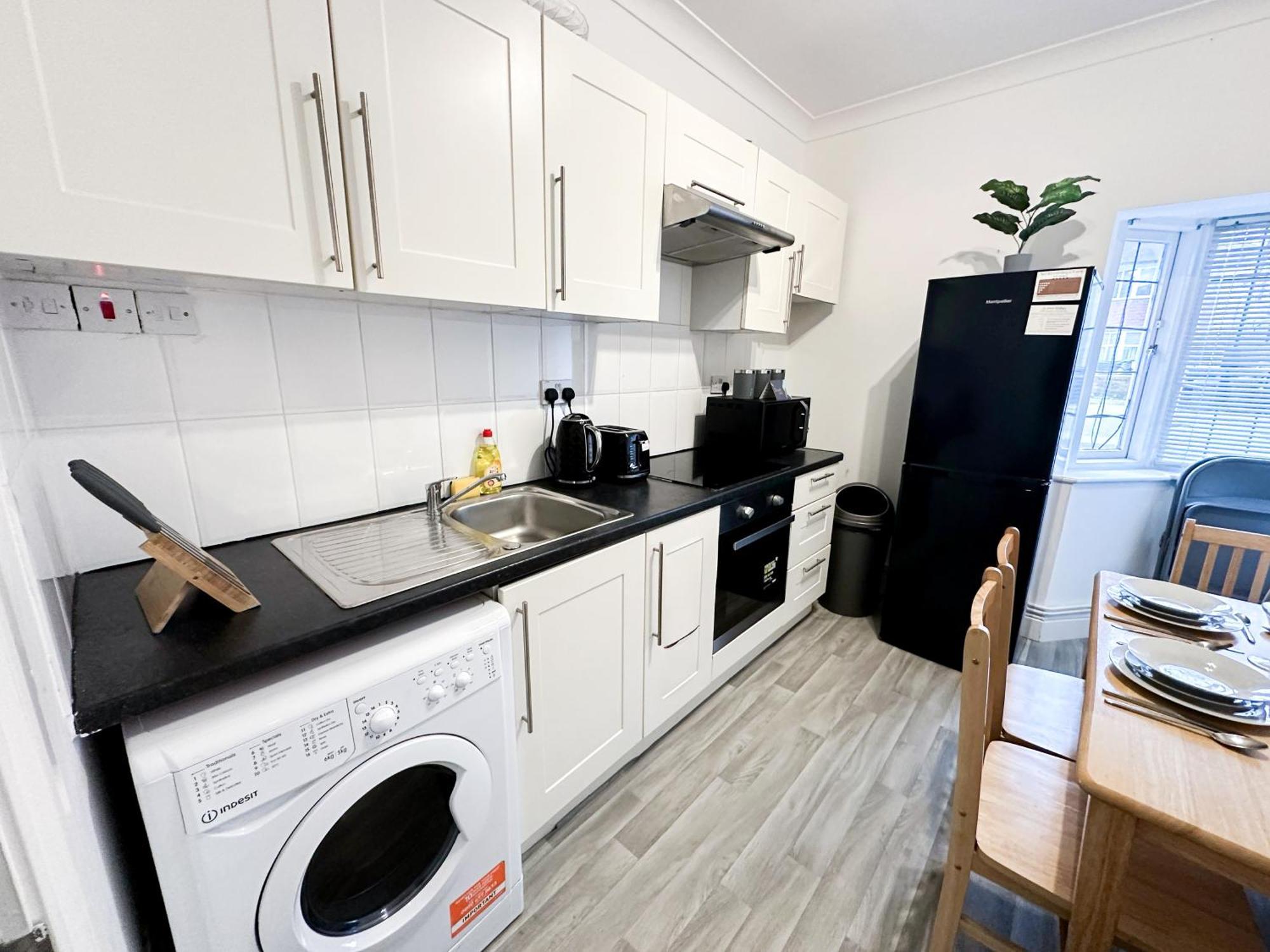 Cosy Near Hampstead Heath With Free On-site Parking & Private Gardens, Golders Green Londen