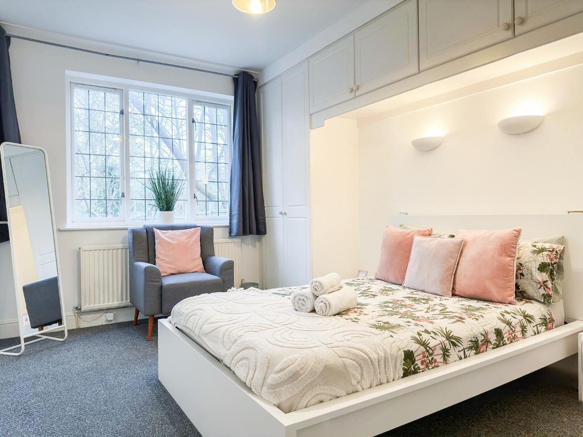 Appartement Cosy Near Hampstead Heath With Free On-site Parking & Private Gardens, Golders Green Londen