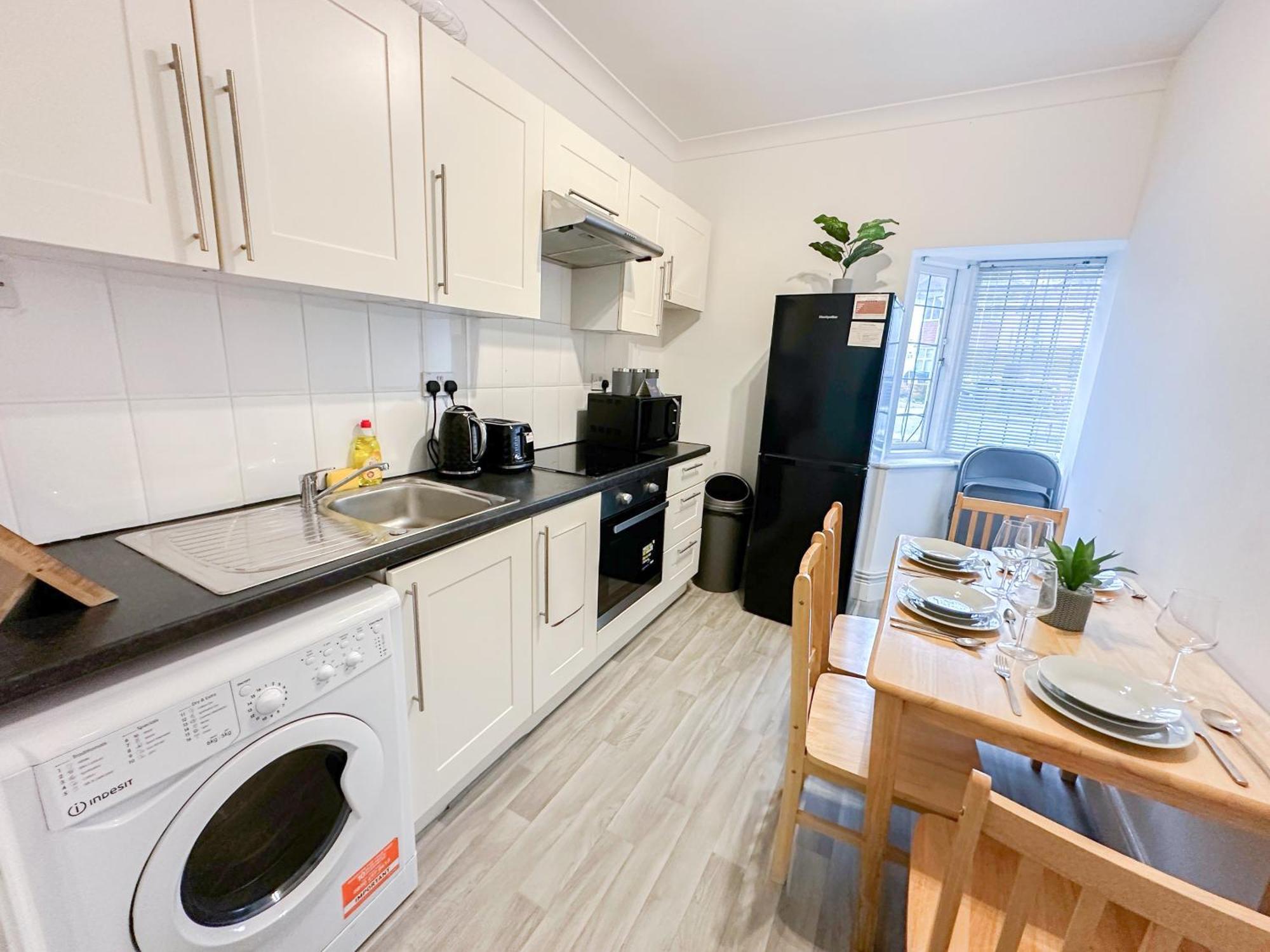Cosy Near Hampstead Heath With Free On-site Parking & Private Gardens, Golders Green * Londen