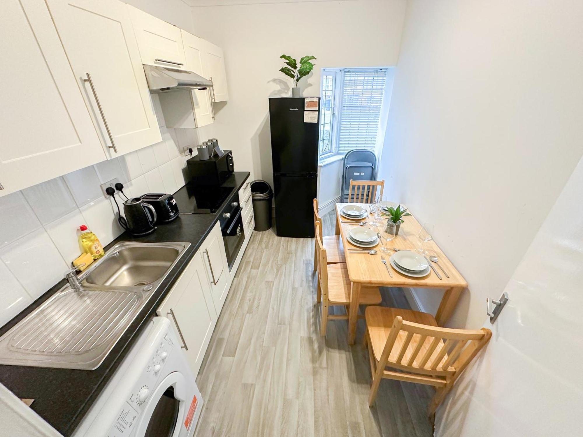 Cosy Near Hampstead Heath With Free On-site Parking & Private Gardens, Golders Green Appartement Londen