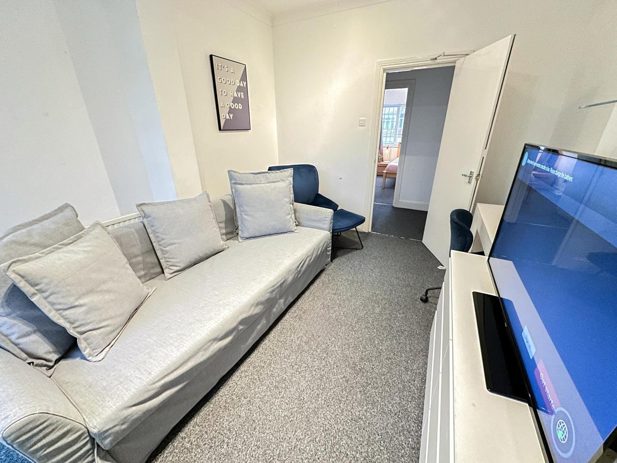 Cosy Near Hampstead Heath With Free On-site Parking & Private Gardens, Golders Green Londen