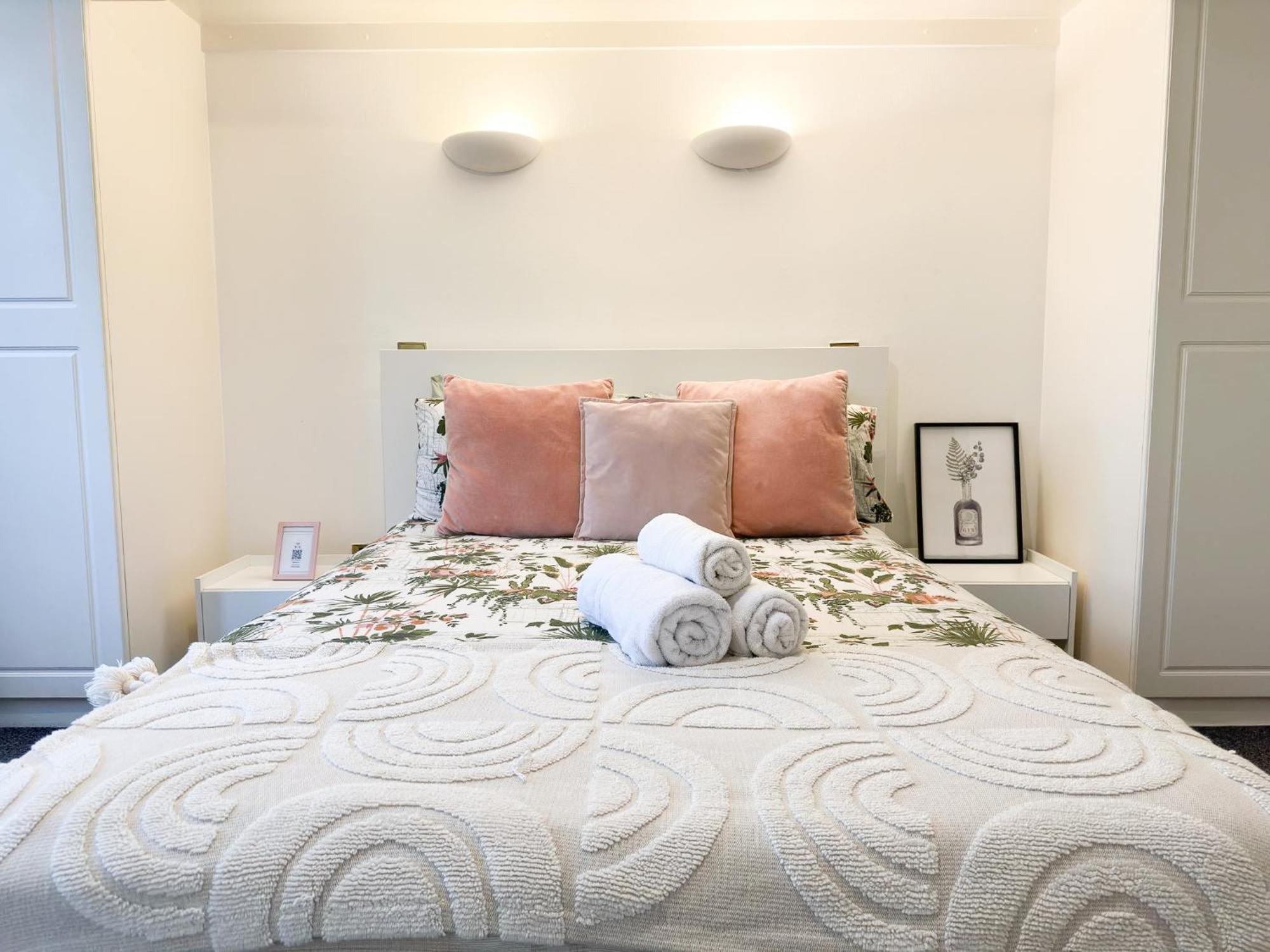 Cosy Near Hampstead Heath With Free On-site Parking & Private Gardens, Golders Green * Londen