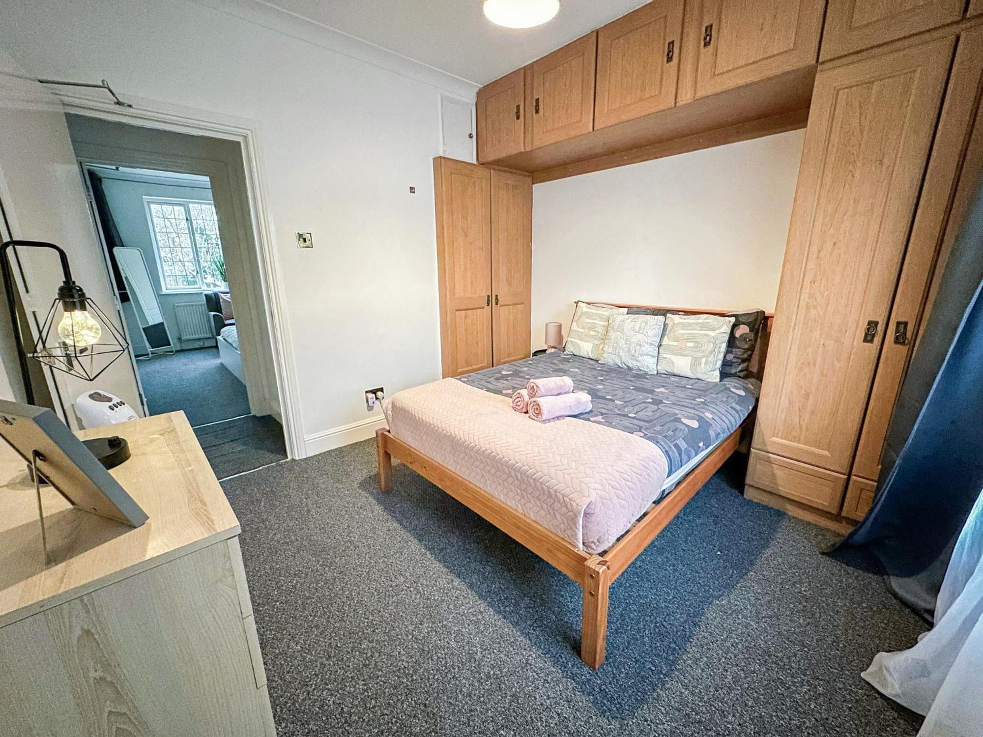 Cosy Near Hampstead Heath With Free On-site Parking & Private Gardens, Golders Green Londen