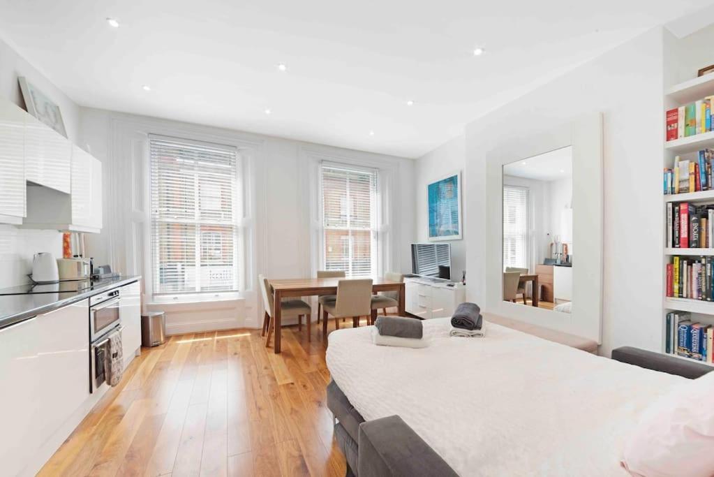Huge 1 Bed -sleeps 4 De Lux Soho Fitzrovia London