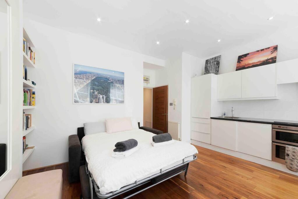 Huge 1 Bed -sleeps 4 De Lux Soho Fitzrovia * London