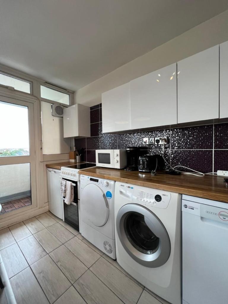 Amazing View 2 Bedroom In Abbey Road * Londra
