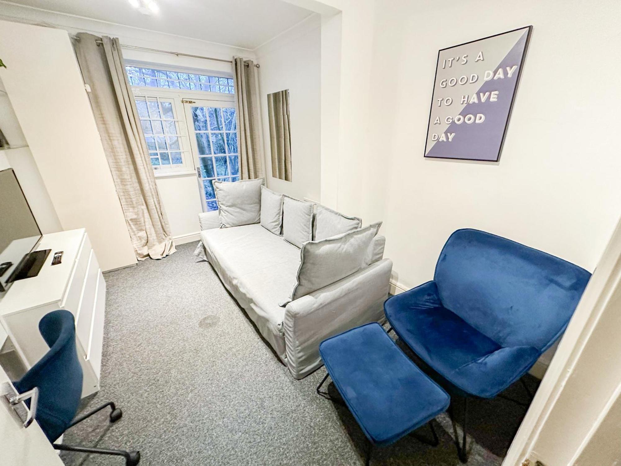 Cosy Near Hampstead Heath With Free On-site Parking & Private Gardens, Golders Green * Londen