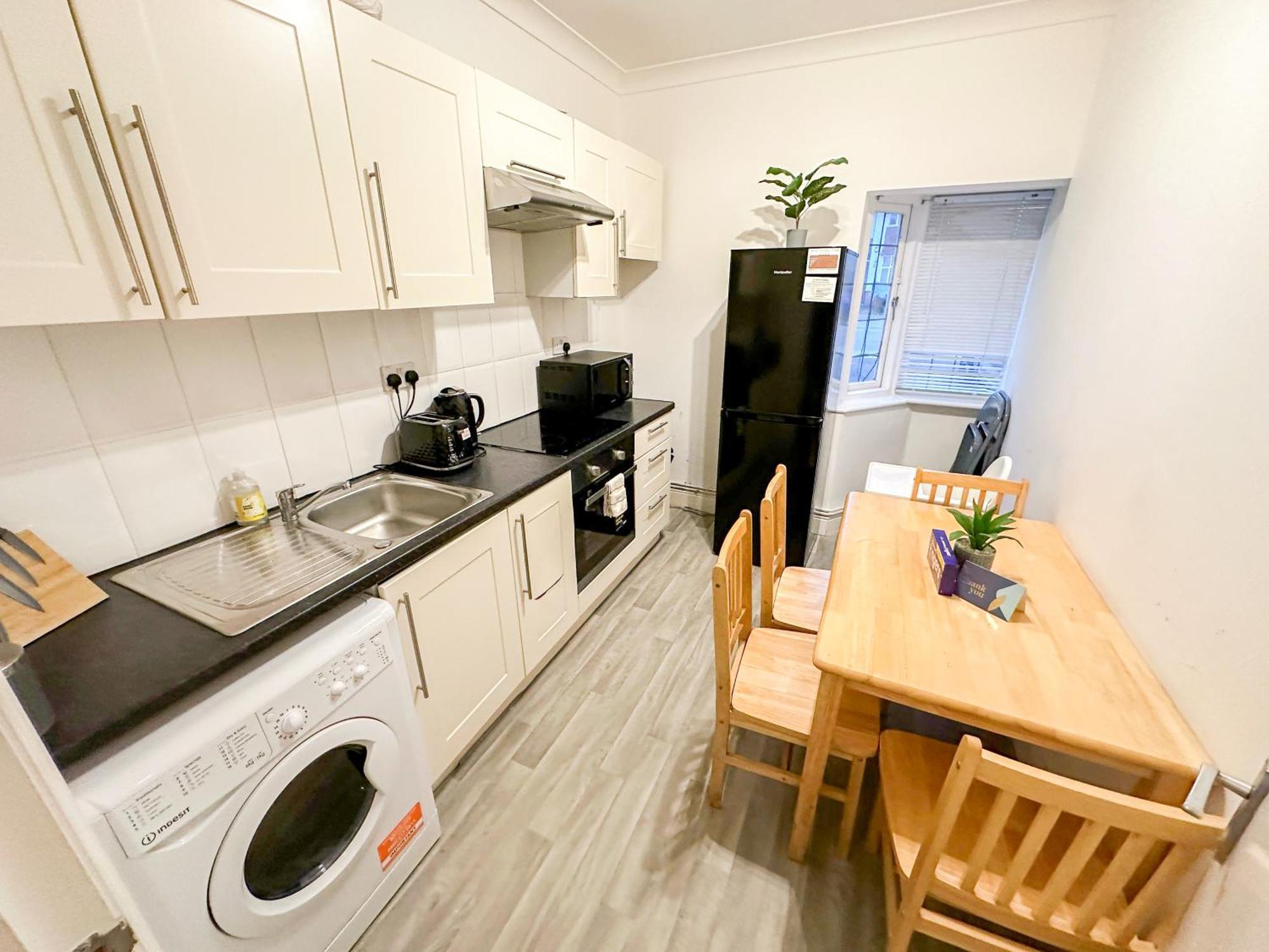 Cosy Near Hampstead Heath With Free On-site Parking & Private Gardens, Golders Green *