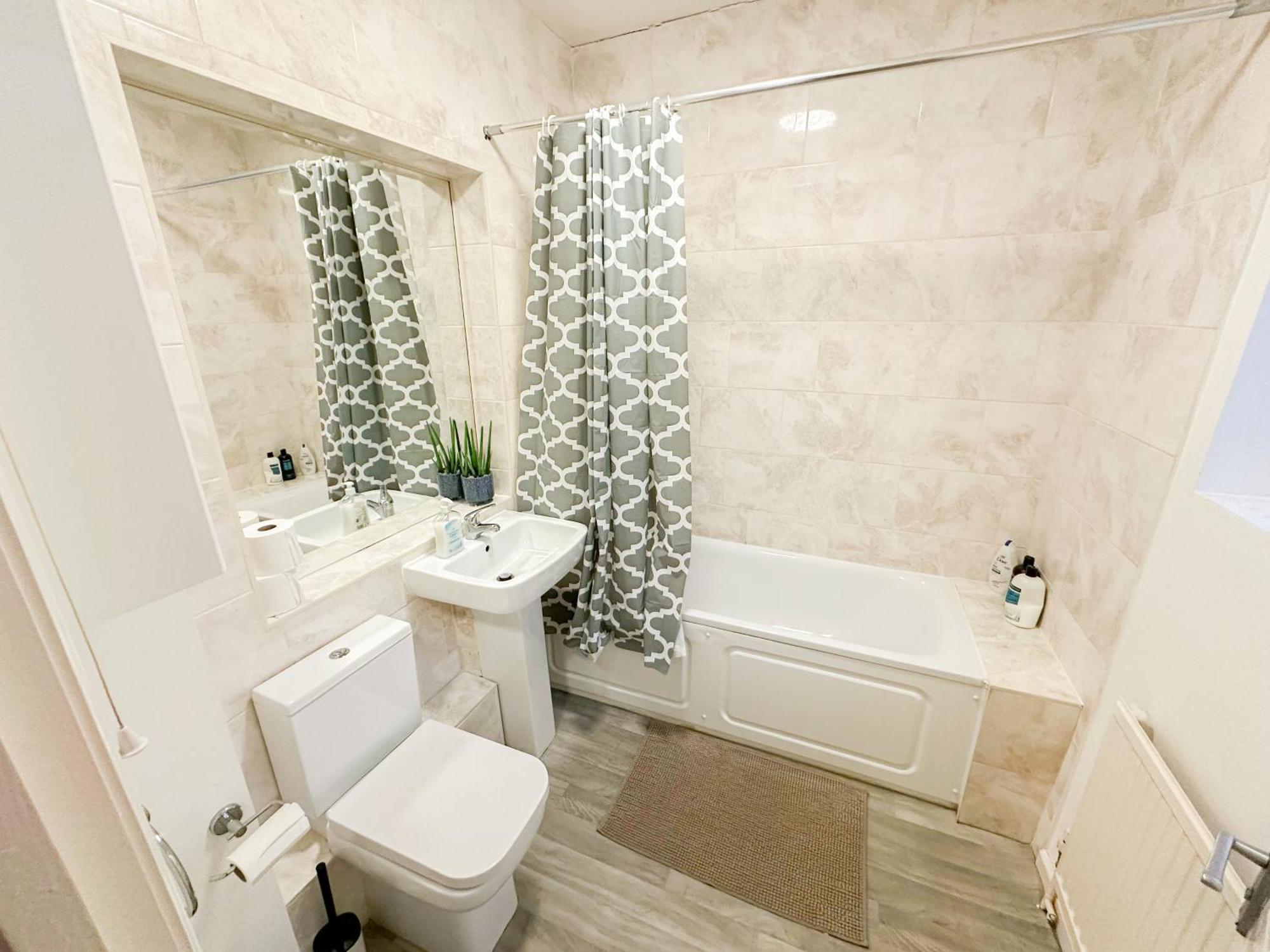 Cosy Near Hampstead Heath With Free On-site Parking & Private Gardens, Golders Green