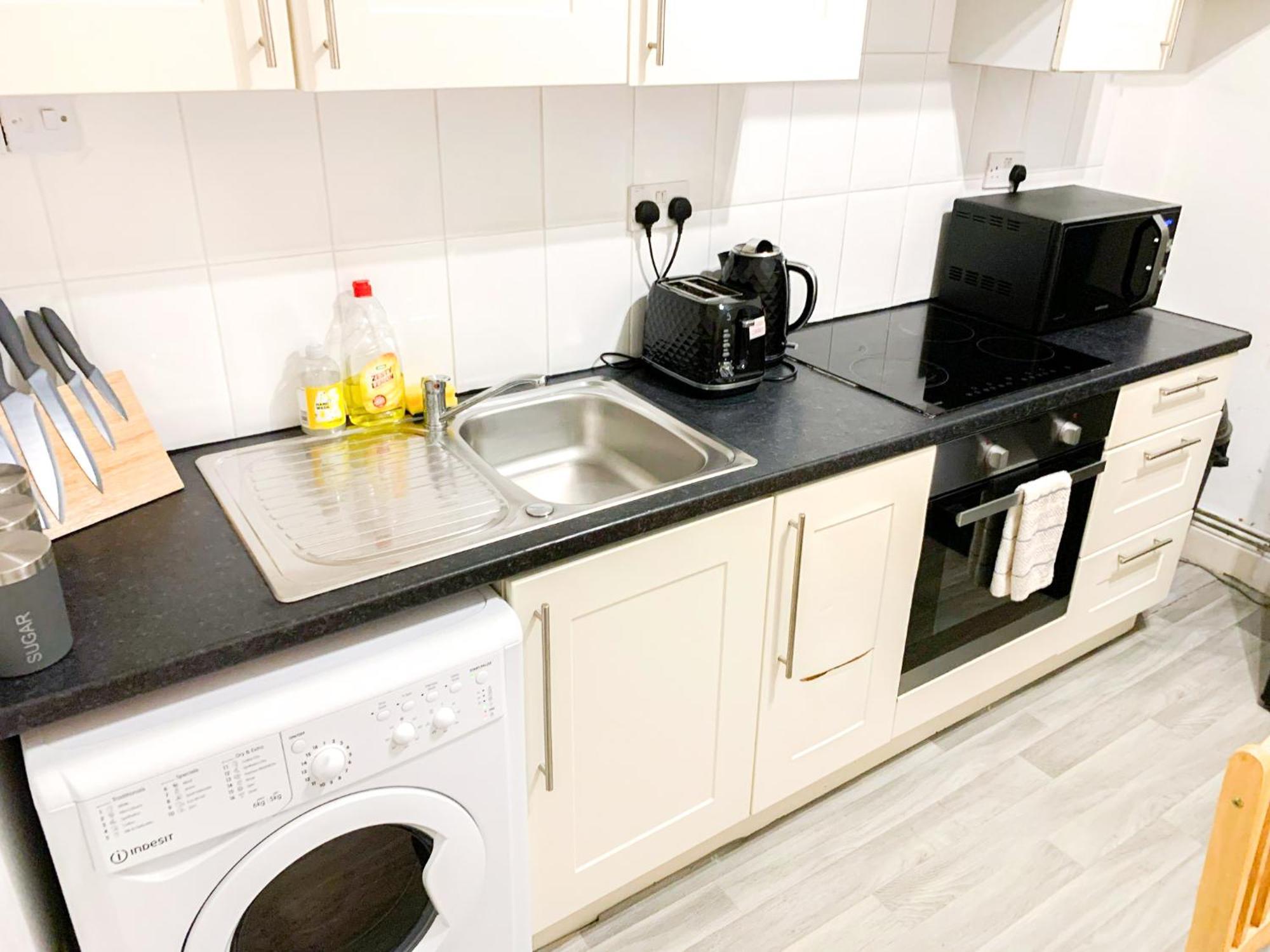 Appartement Cosy Near Hampstead Heath With Free On-site Parking & Private Gardens, Golders Green Londen