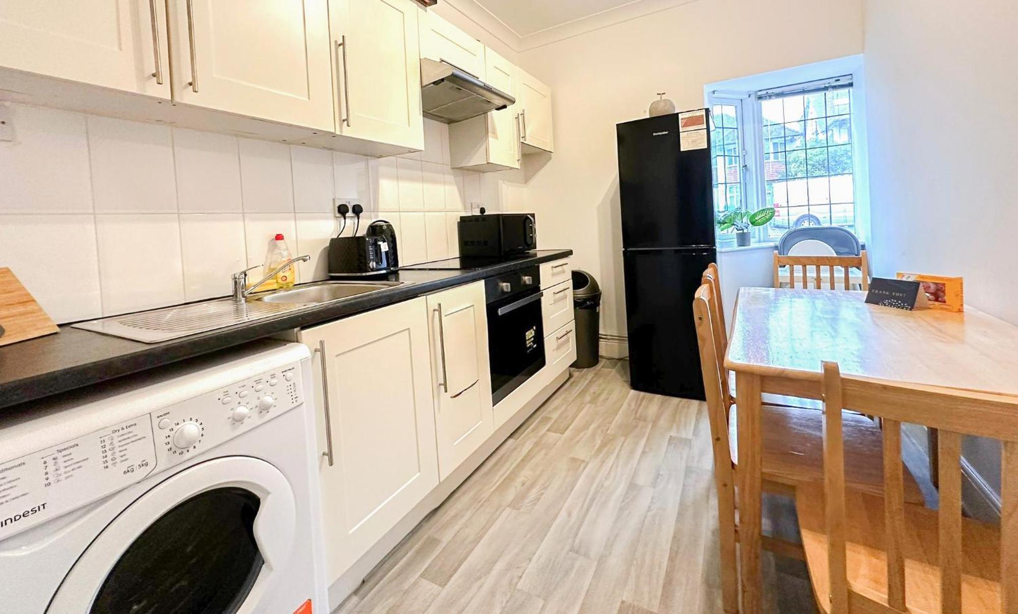 Cosy Near Hampstead Heath With Free On-site Parking & Private Gardens, Golders Green *