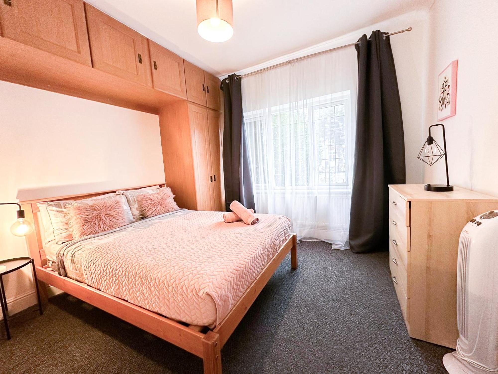 Cosy Near Hampstead Heath With Free On-site Parking & Private Gardens, Golders Green * Londen