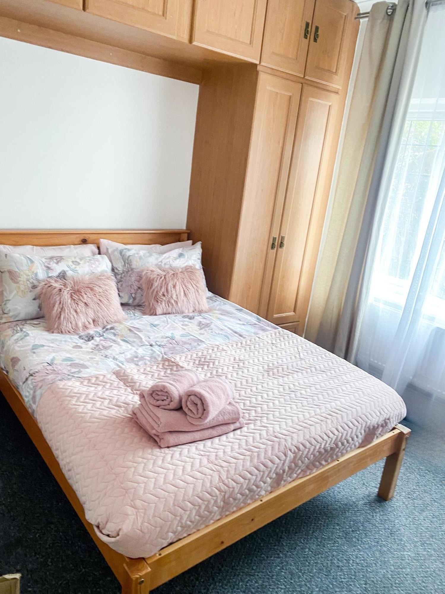 Cosy Near Hampstead Heath With Free On-site Parking & Private Gardens, Golders Green Appartement Londen