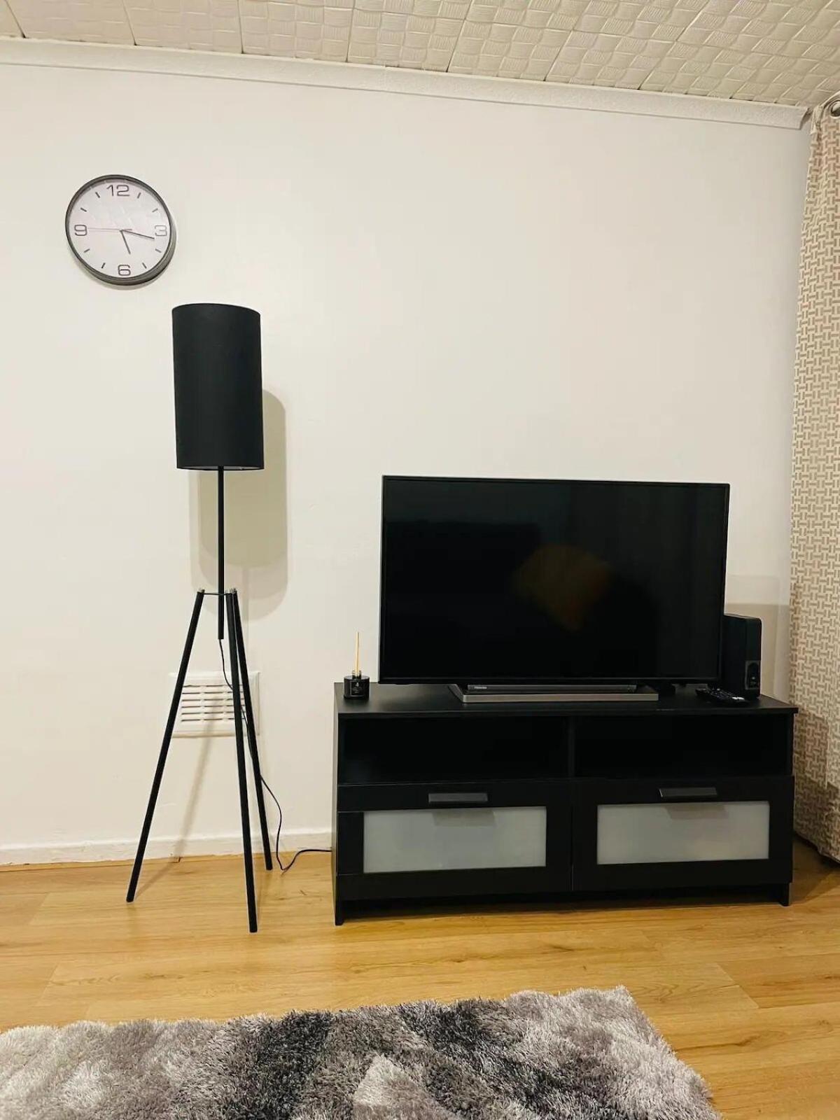 Well-preserved Cozy1br Flat In Lcy With Free Parking Londra