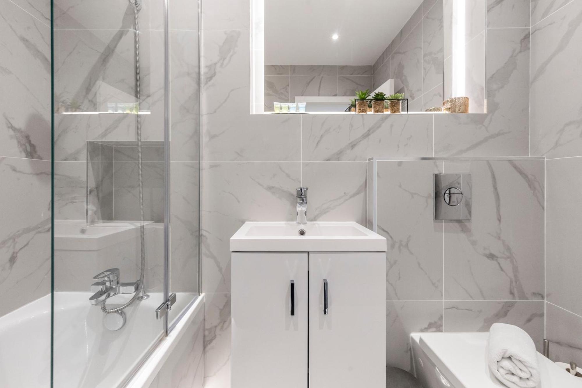 Luxurious 2 Bedroom - - Location * Londen