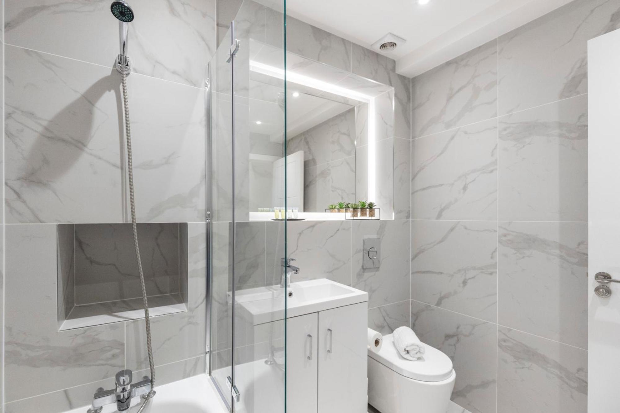 Bright And Spacious - Excellent Location * Londen