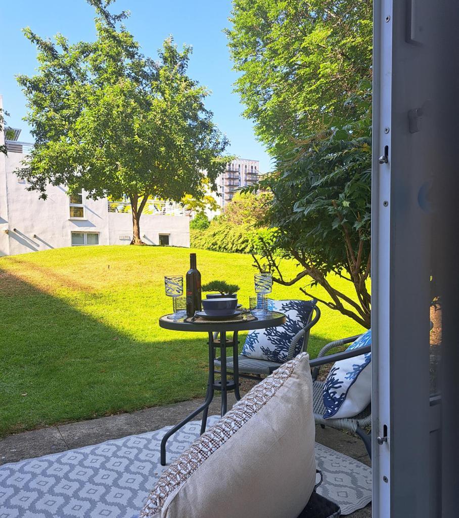 Docklands Riverside Apartment *