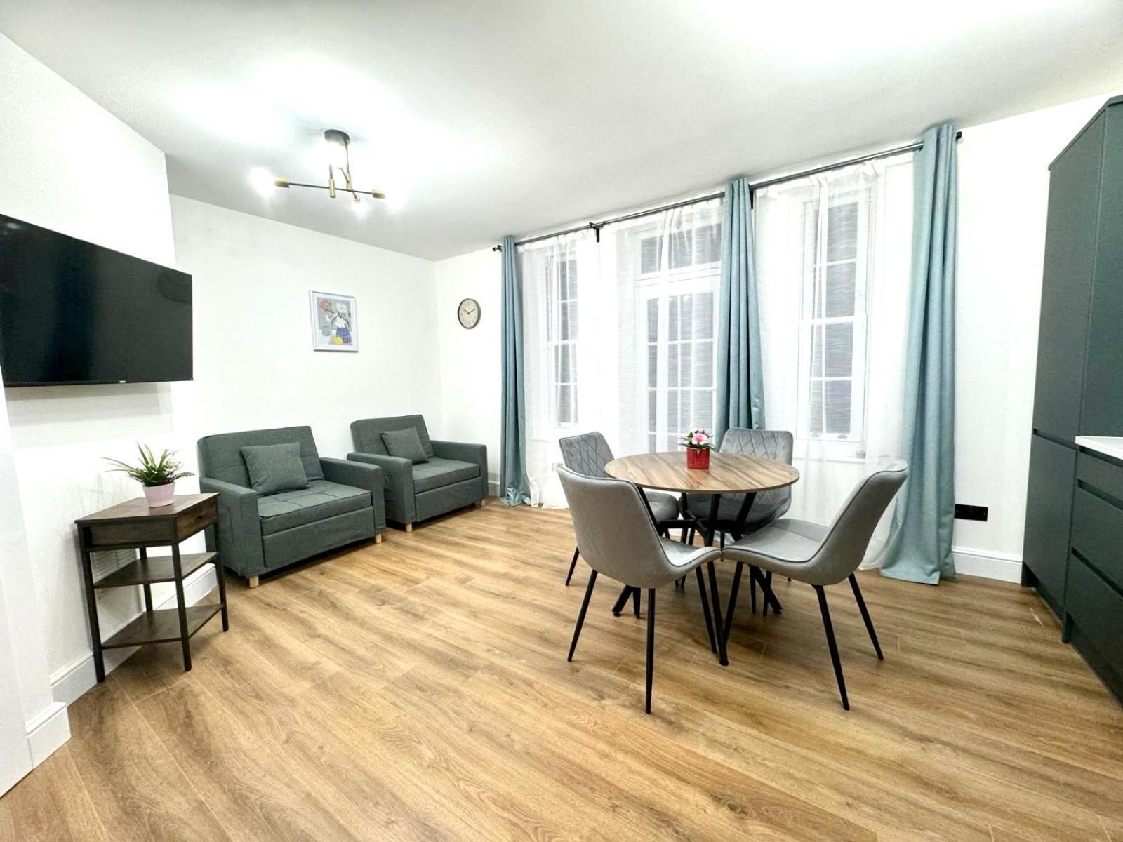 Centre One Bedroom Next To Station, Newly Renovated Lejlighed