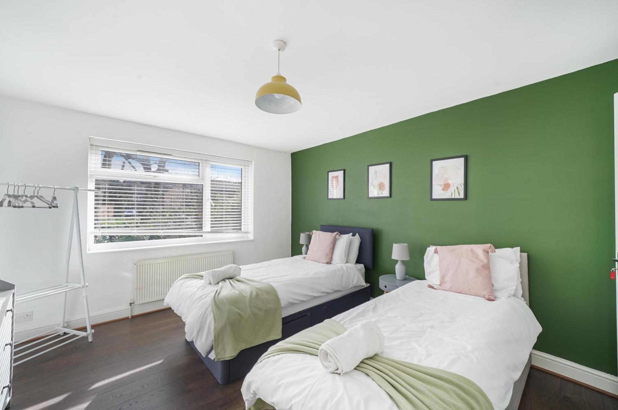 Stylish 3 Bedroom House Close To Streatham Hill Station Feriehus London