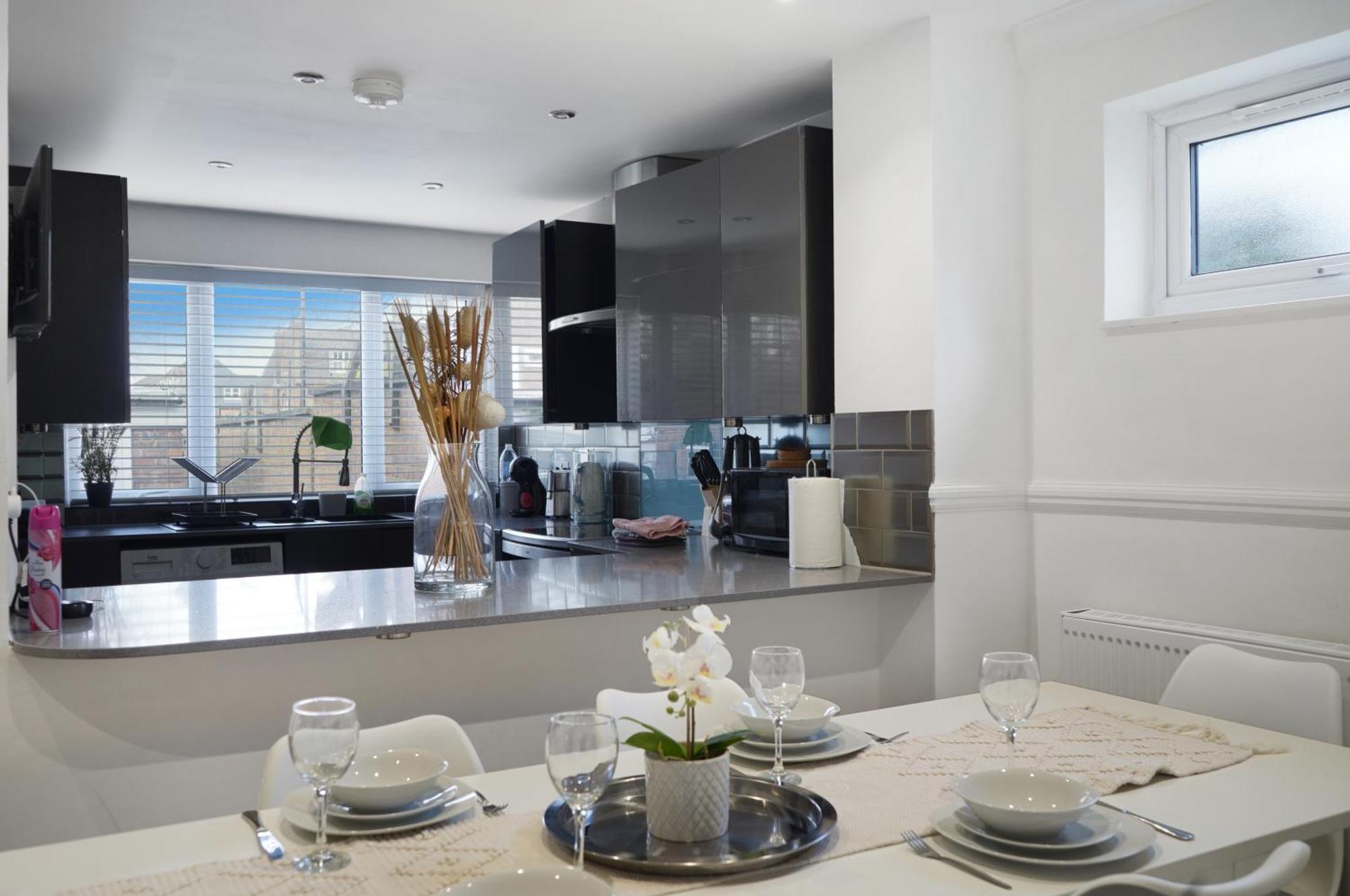 Stylish 3 Bedroom House Close To Streatham Hill Station Feriehus