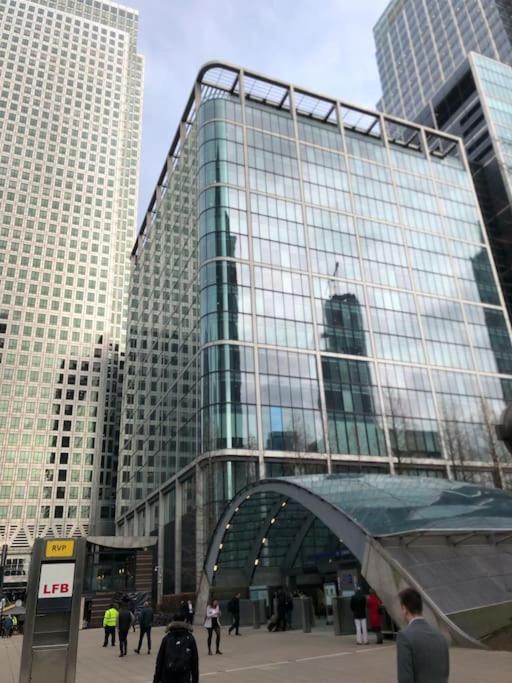 Double Bedroom With A Balcony And Ensuite Bathroom For Short Or Long In Canary Wharf With Direct Train From Heathrow, Also Convenient From Stansted And Gatwick Airport, 10 Minutes From Airport And Excel, 16 Minutes To Westmins * Londen