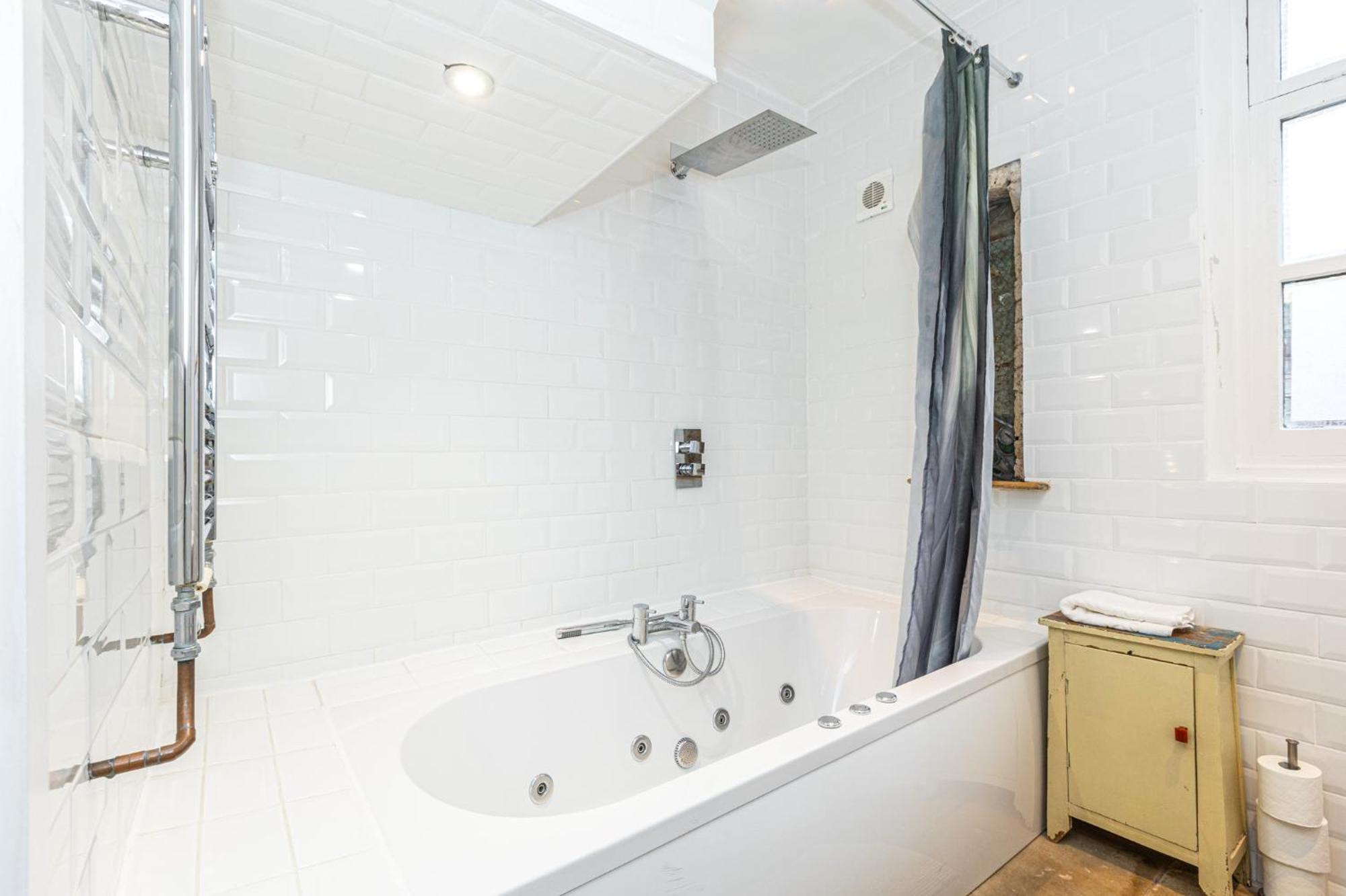 Unique Detached House Wprivate Courtyard, Guest house London
