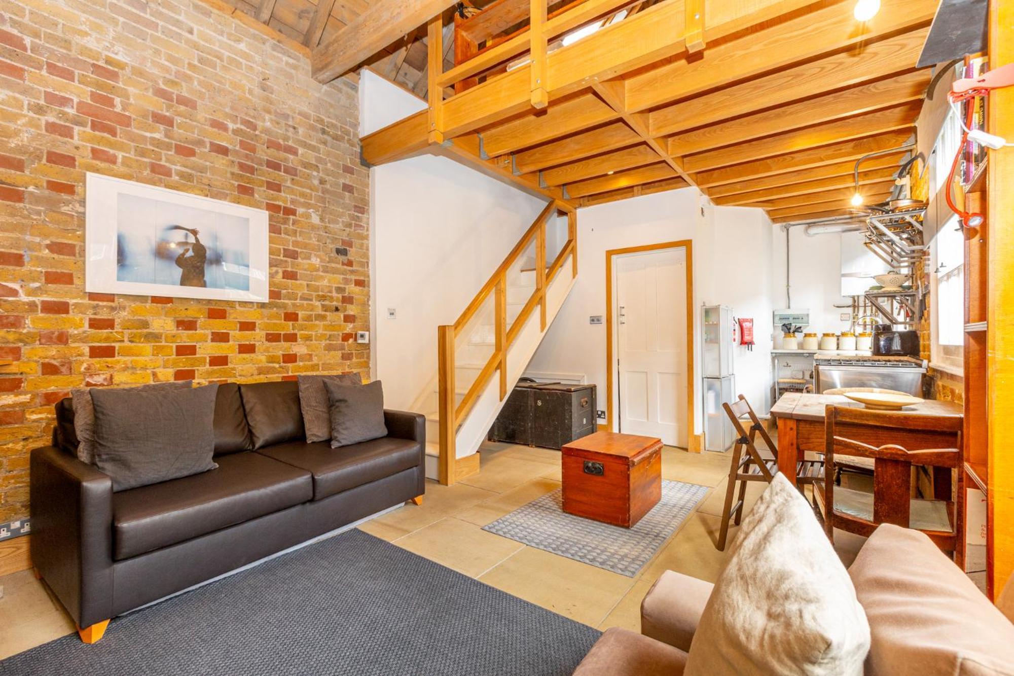 Guest house Unique Detached House Wprivate Courtyard, London