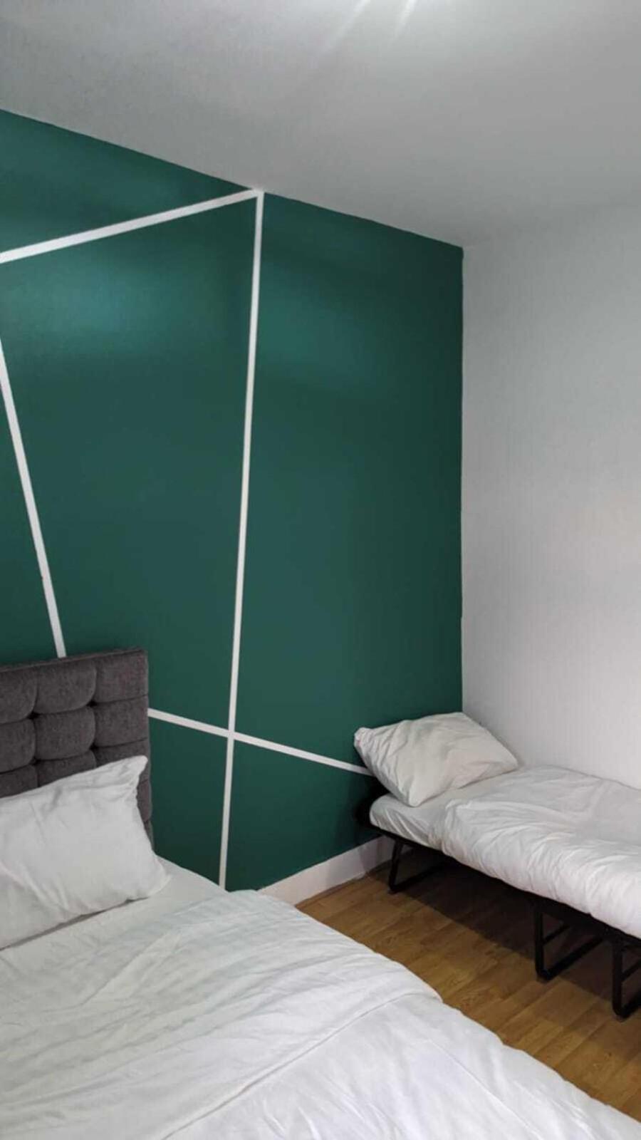 3 Bedroom House,4beds, 2 Baths Ilford ,12 Mins To Stratford * Londen