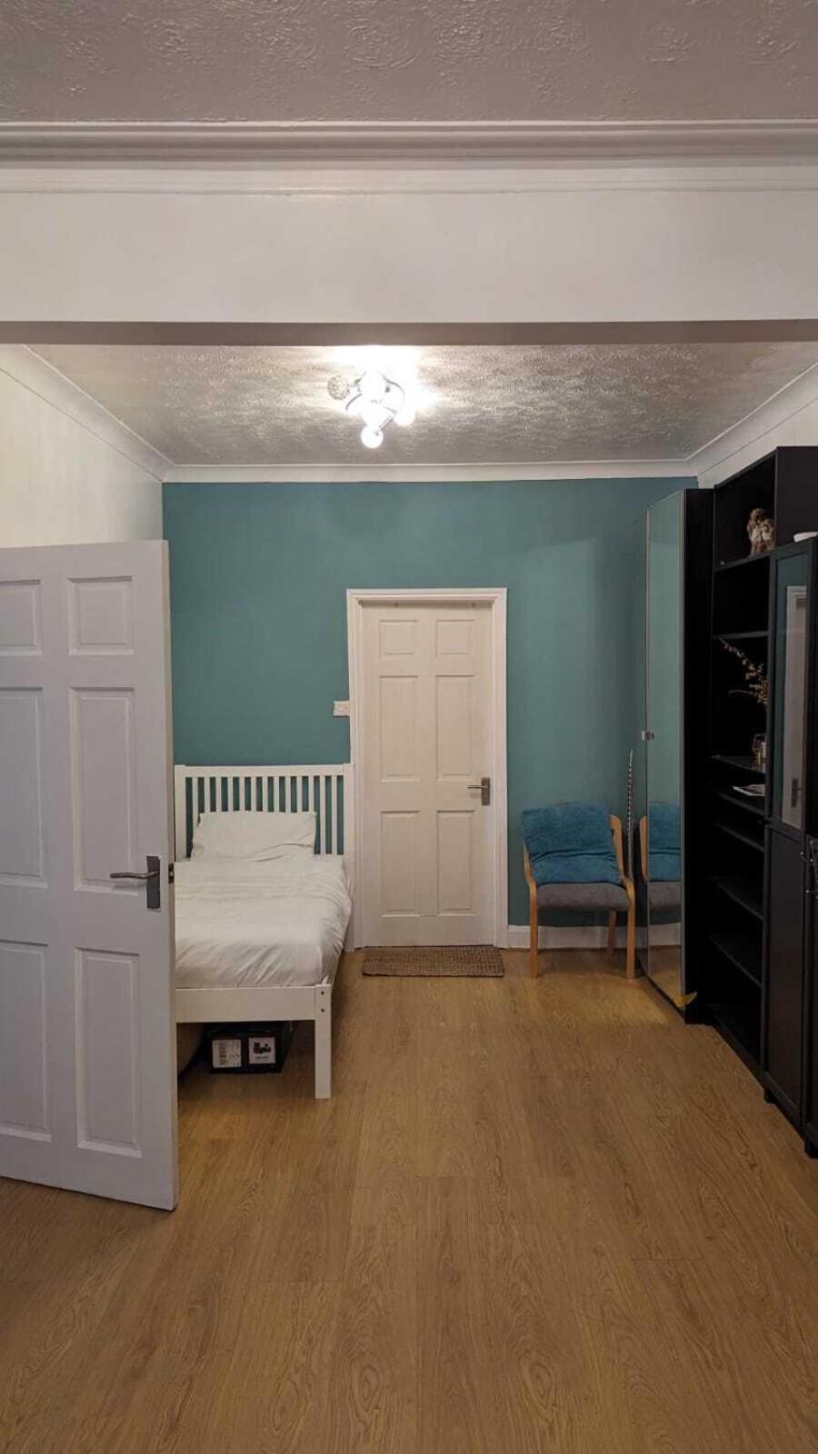 Vakantiehuis 3 Bedroom House,4beds, 2 Baths Ilford ,12 Mins To Stratford Londen