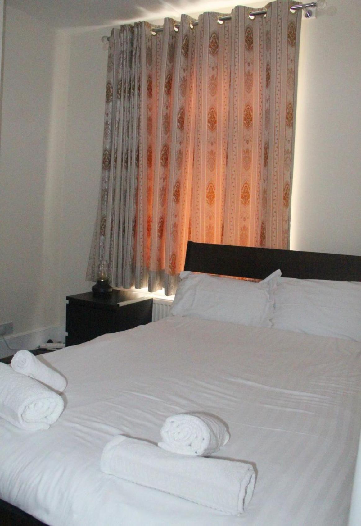 3 Bedroom House,4beds, 2 Baths Ilford ,12 Mins To Stratford Vakantiehuis *