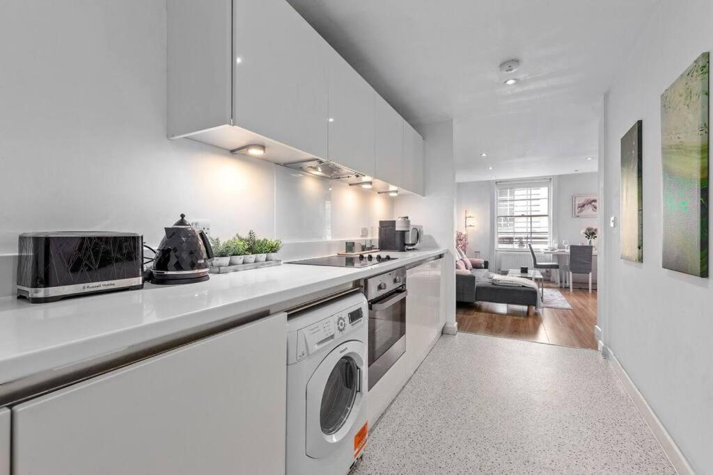 3 Bedroom In Haymarket Sleep 10 Hy2 Lägenhet *