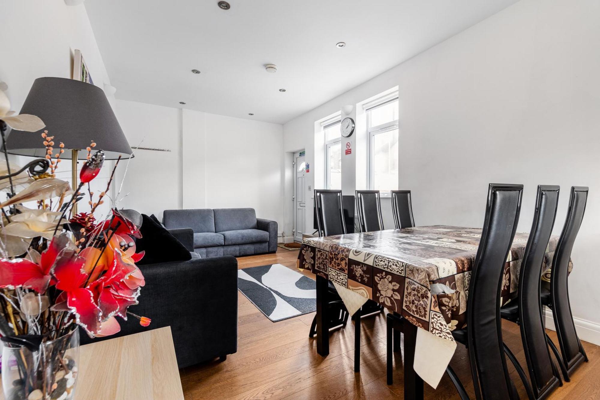 Spacious 2 Bed 2 Bath With Free Parking For 2 Cars And Underground Station Zone 2 For Quick Access To Up To 10 Guests Appartamento