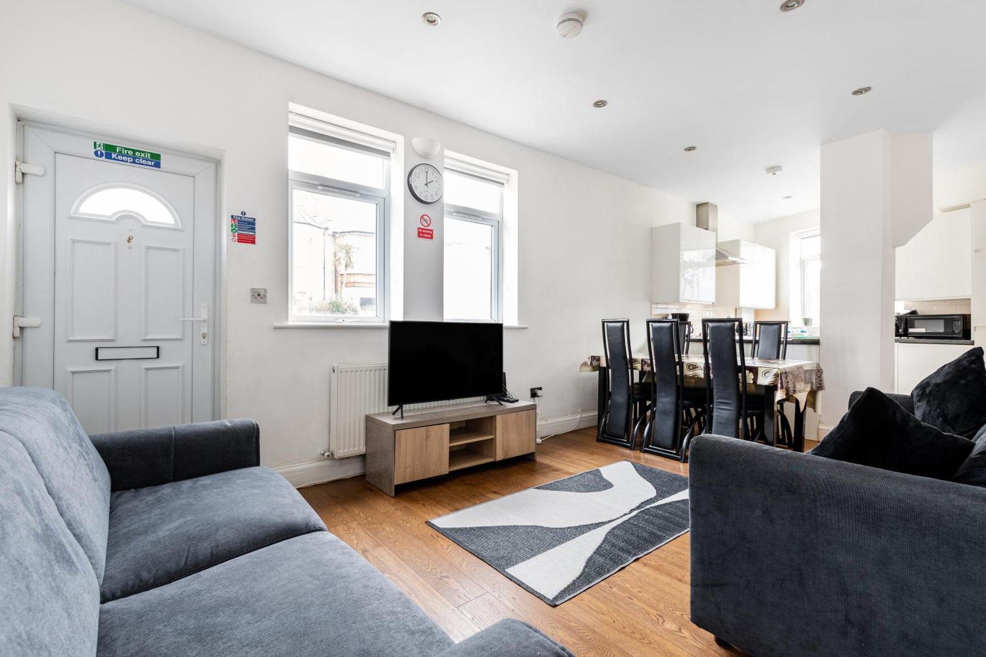 Spacious 2 Bed 2 Bath With Free Parking For 2 Cars And Underground Station Zone 2 For Quick Access To Up To 10 Guests Appartamento