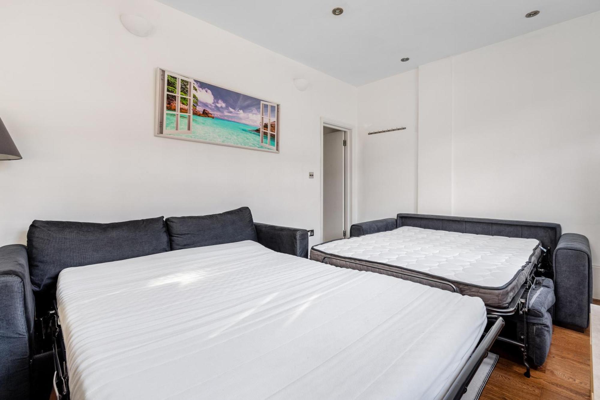 Spacious 2 Bed 2 Bath With Free Parking For 2 Cars And Underground Station Zone 2 For Quick Access To Up To 10 Guests Appartamento Londra