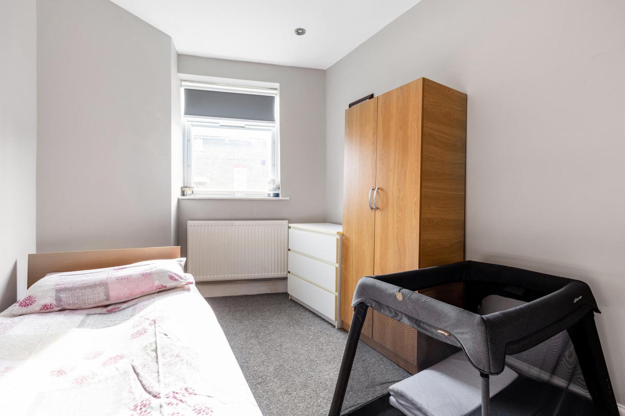 Spacious 2 Bed 2 Bath With Free Parking For 2 Cars And Underground Station Zone 2 For Quick Access To Up To 10 Guests Appartamento Londra