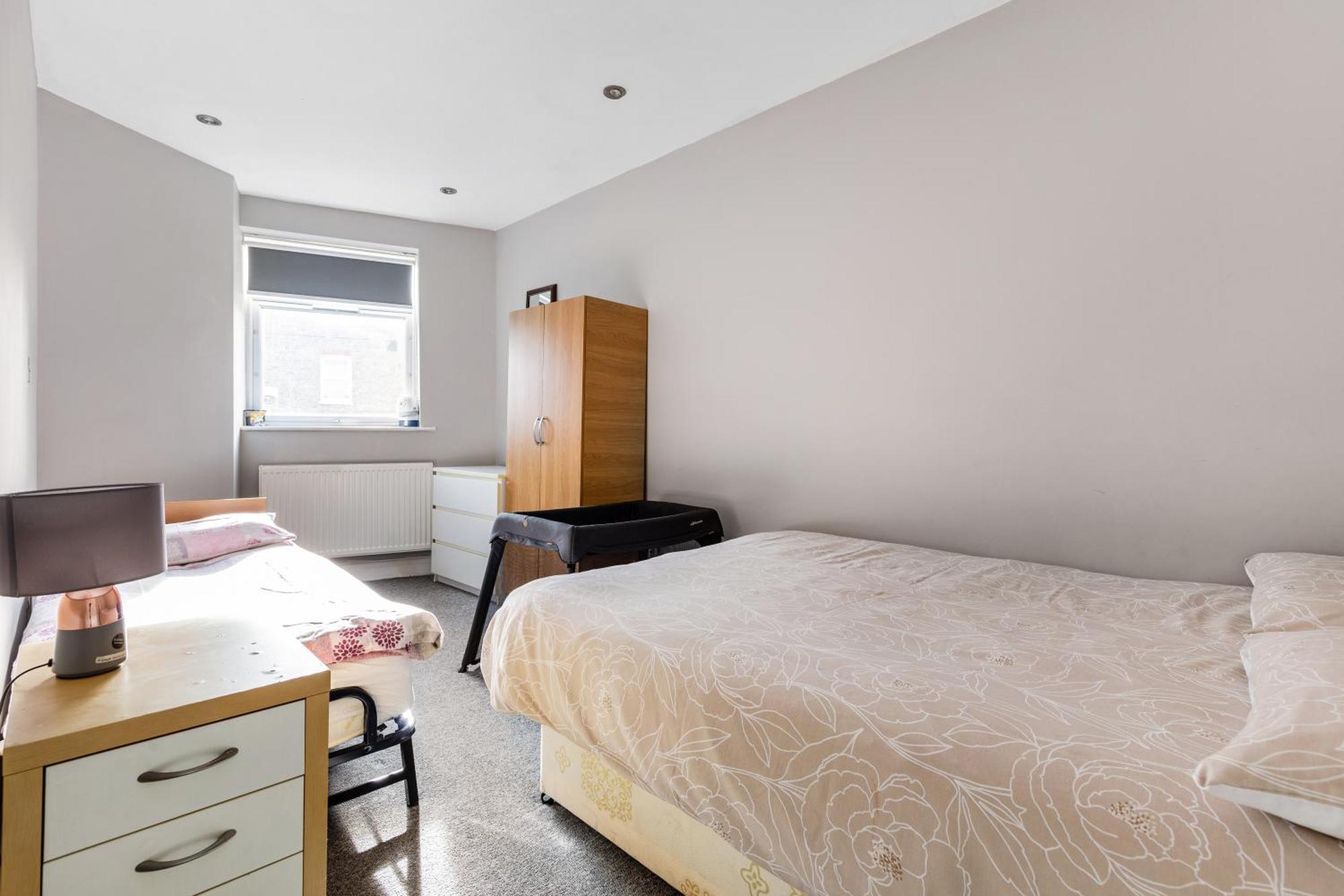Spacious 2 Bed 2 Bath With Free Parking For 2 Cars And Underground Station Zone 2 For Quick Access To Up To 10 Guests Londra