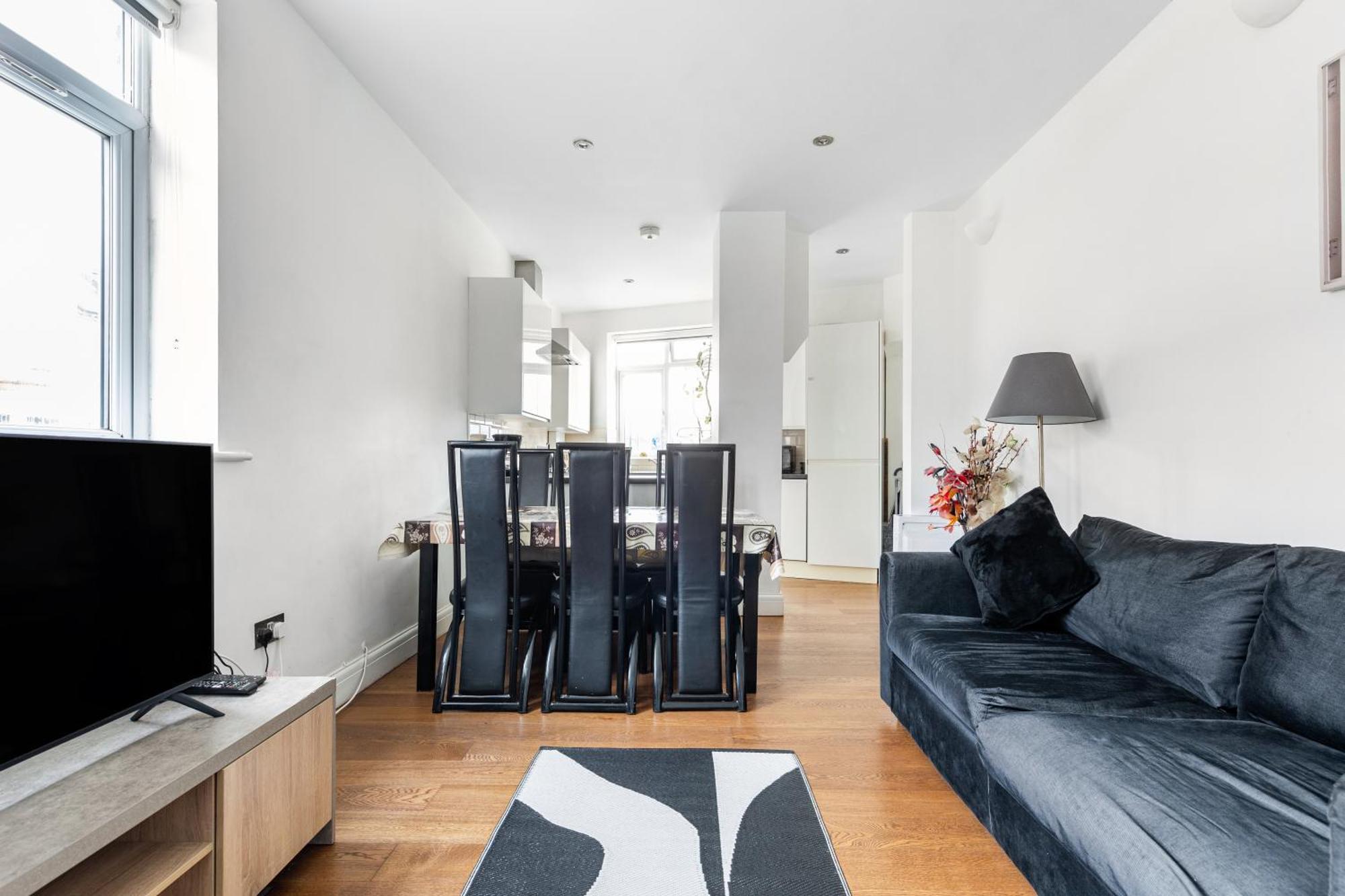 Spacious 2 Bed 2 Bath With Free Parking For 2 Cars And Underground Station Zone 2 For Quick Access To Up To 10 Guests Appartamento *