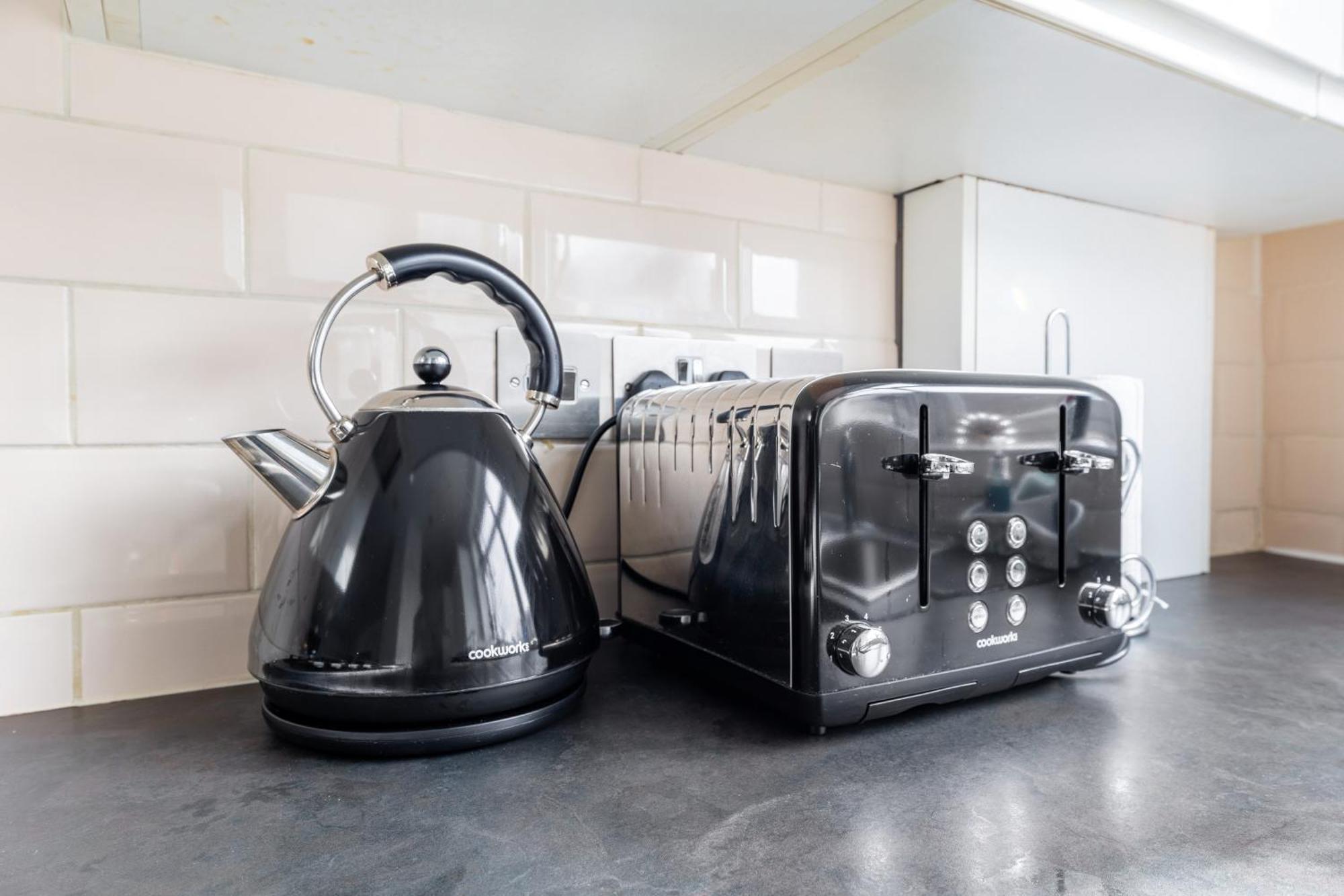 Spacious 2 Bed 2 Bath With Free Parking For 2 Cars And Underground Station Zone 2 For Quick Access To Up To 10 Guests Londra