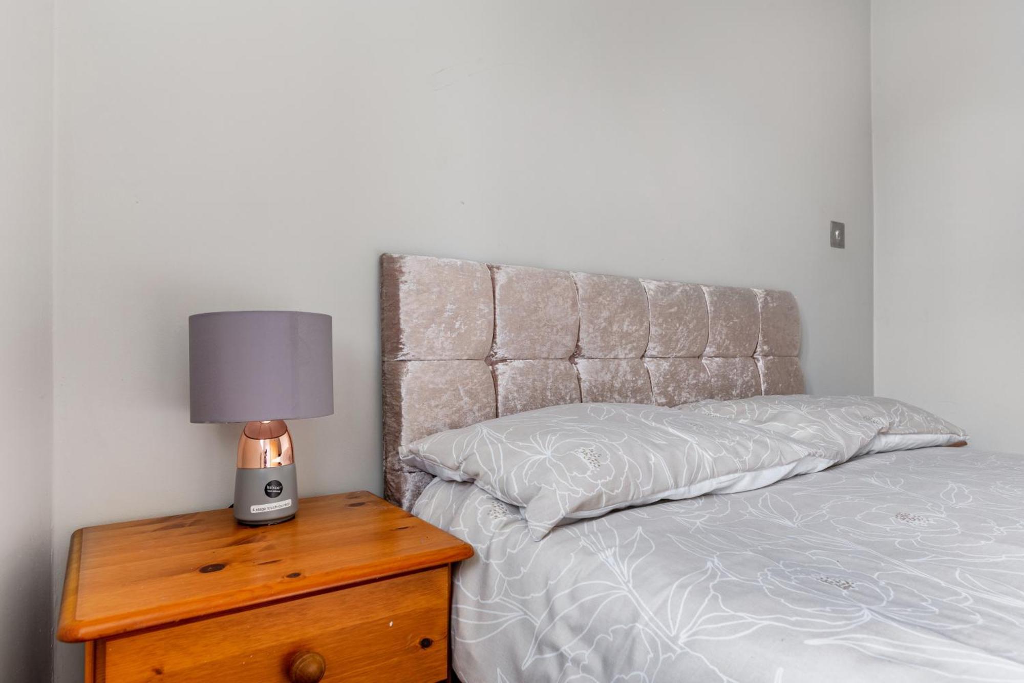 Spacious 2 Bed 2 Bath With Free Parking For 2 Cars And Underground Station Zone 2 For Quick Access To Up To 10 Guests Appartamento