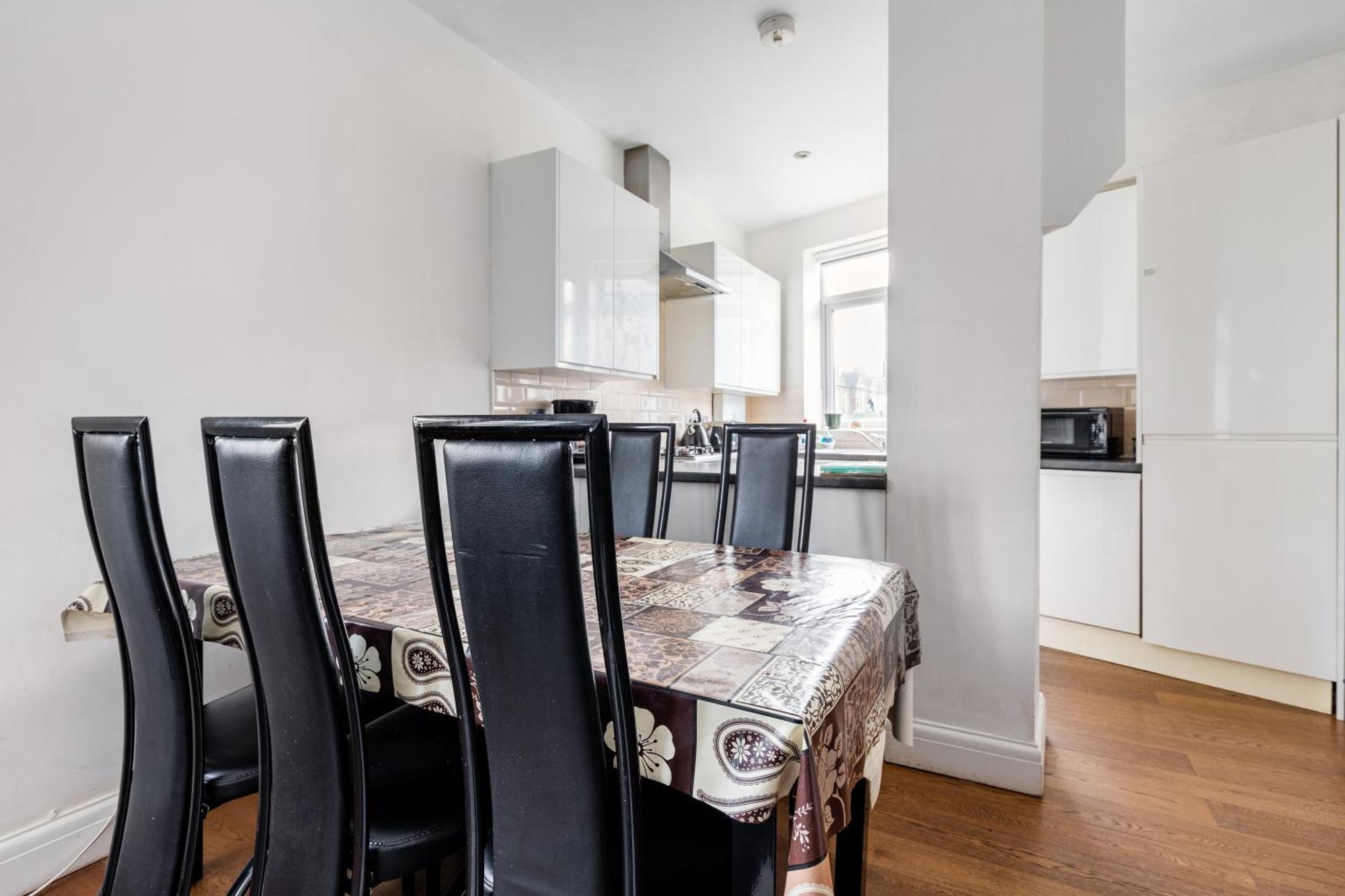 Spacious 2 Bed 2 Bath With Free Parking For 2 Cars And Underground Station Zone 2 For Quick Access To Up To 10 Guests Appartamento *
