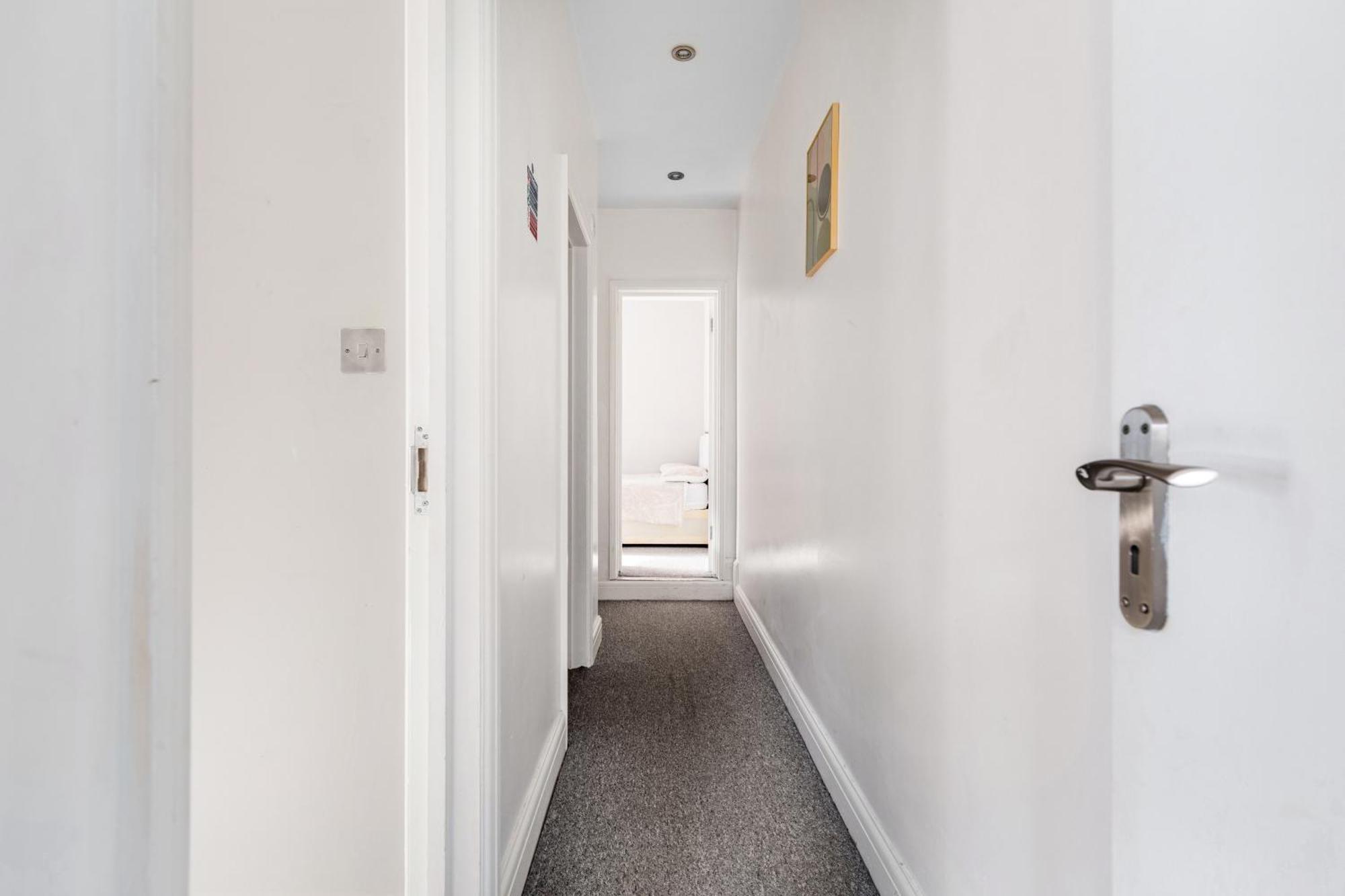 Spacious 2 Bed 2 Bath With Free Parking For 2 Cars And Underground Station Zone 2 For Quick Access To Up To 10 Guests Appartamento *