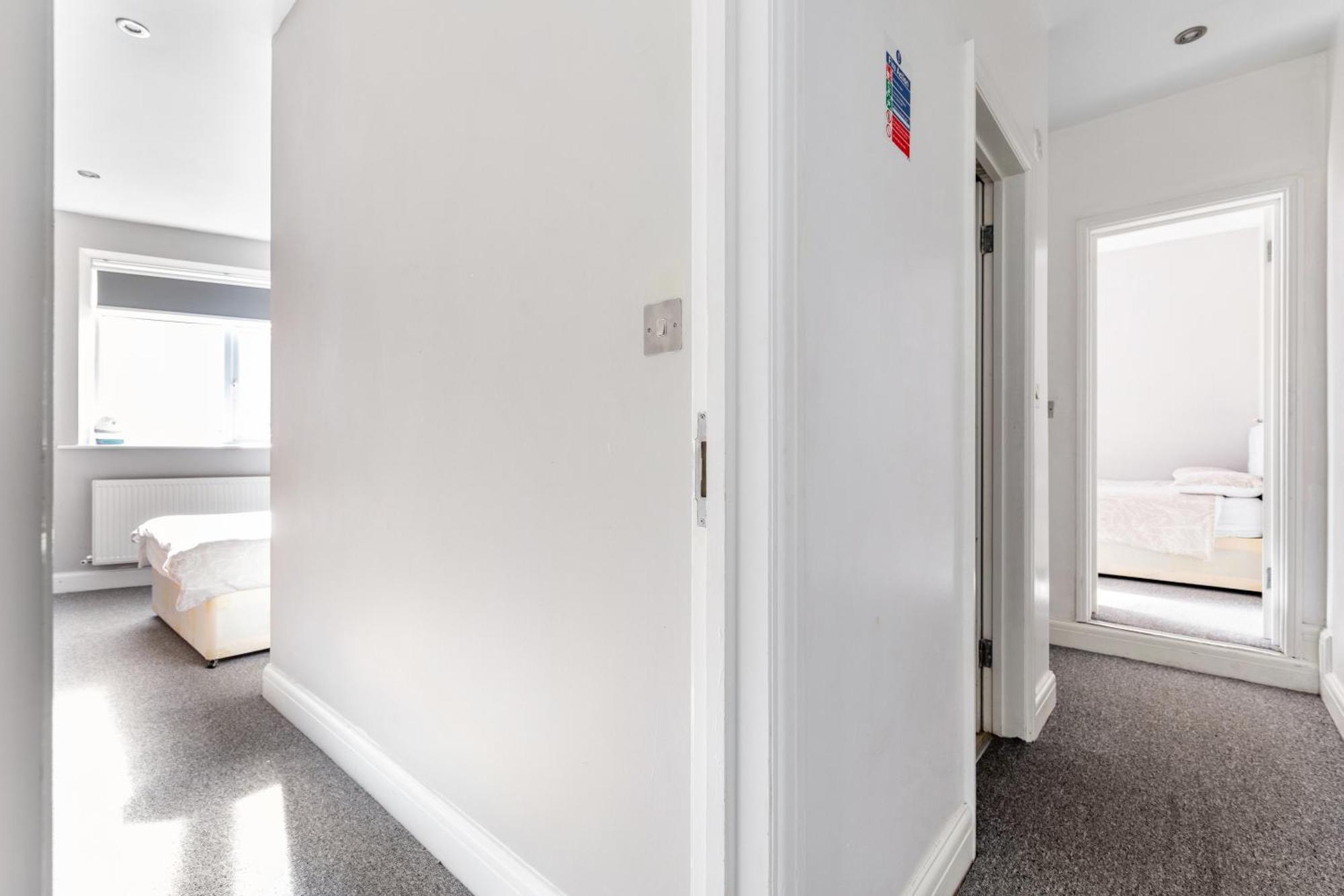 Spacious 2 Bed 2 Bath With Free Parking For 2 Cars And Underground Station Zone 2 For Quick Access To Up To 10 Guests Appartamento Londra