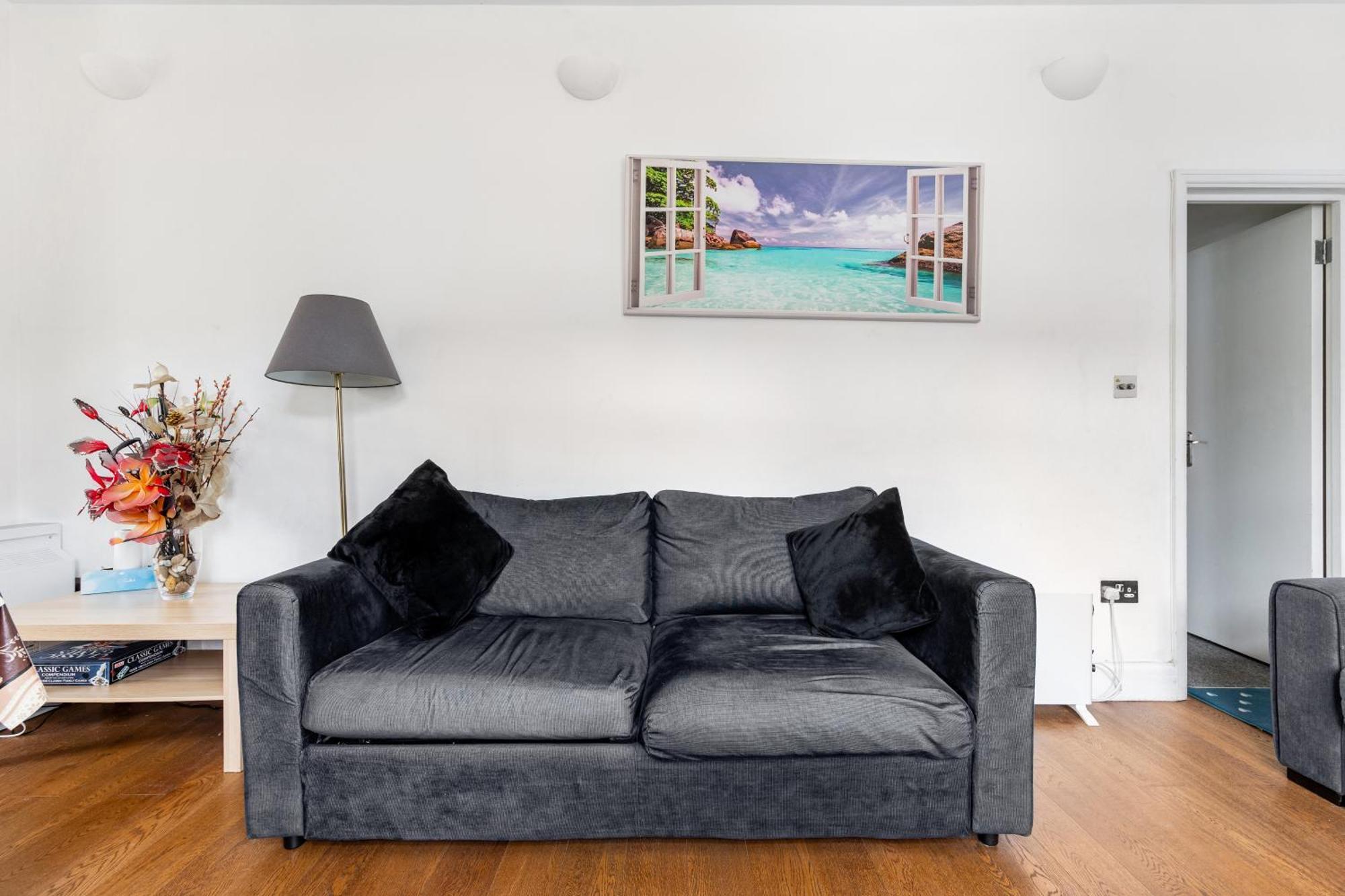Spacious 2 Bed 2 Bath With Free Parking For 2 Cars And Underground Station Zone 2 For Quick Access To Up To 10 Guests Appartamento *