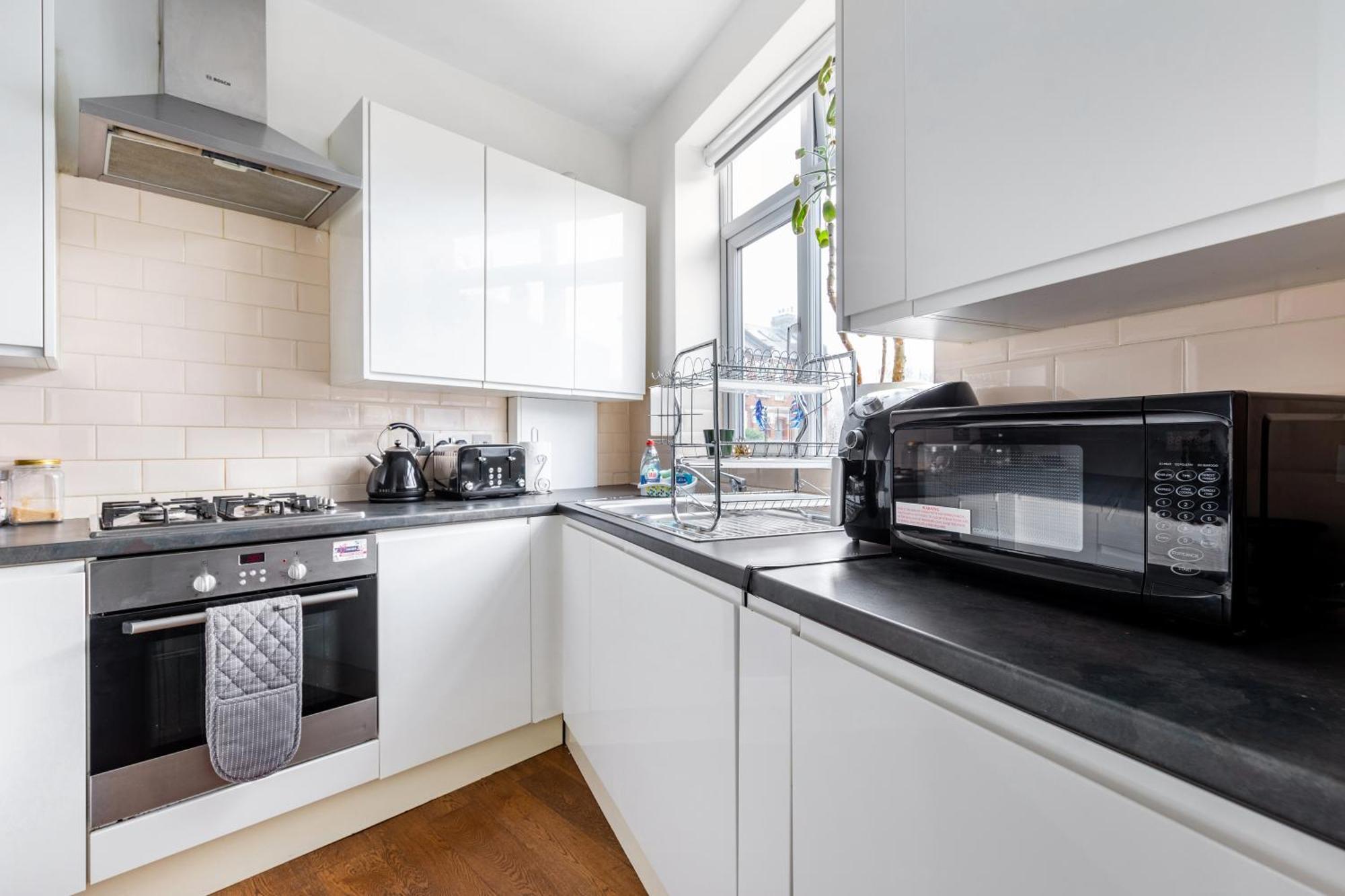 Spacious 2 Bed 2 Bath With Free Parking For 2 Cars And Underground Station Zone 2 For Quick Access To Up To 10 Guests * Londra