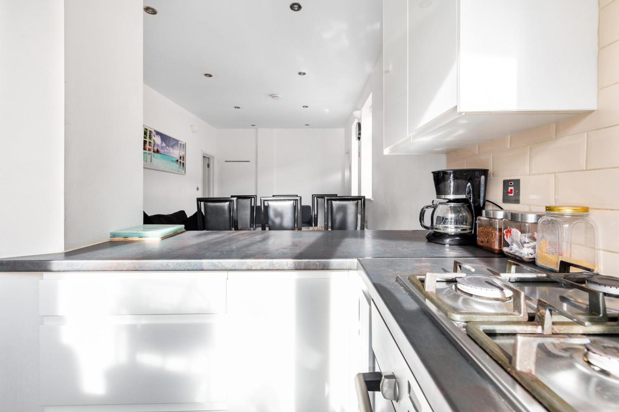 Spacious 2 Bed 2 Bath With Free Parking For 2 Cars And Underground Station Zone 2 For Quick Access To Up To 10 Guests Londra