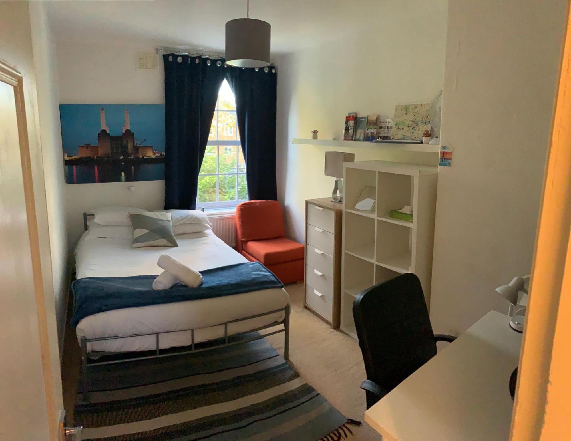 Location! Double Bedroom 2 Mins Walk From Battersea Power Underground Station! Privatunterkunft London