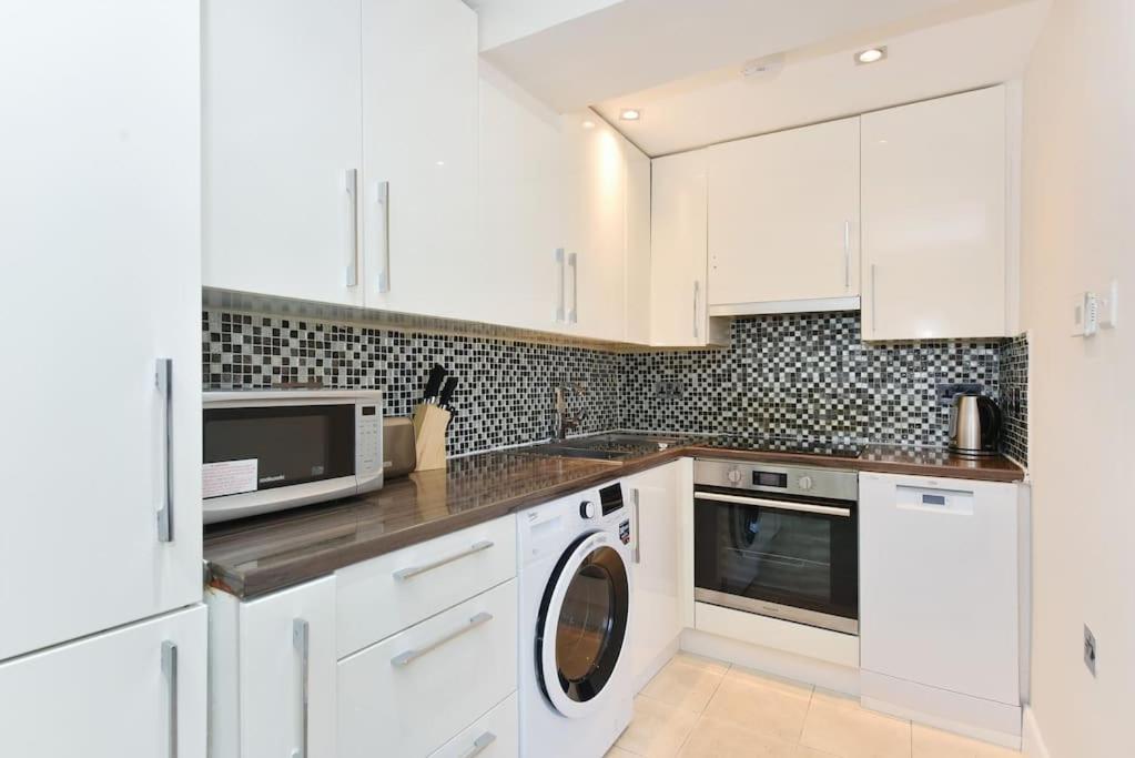 Three Bedrooom Flat In Heart Of